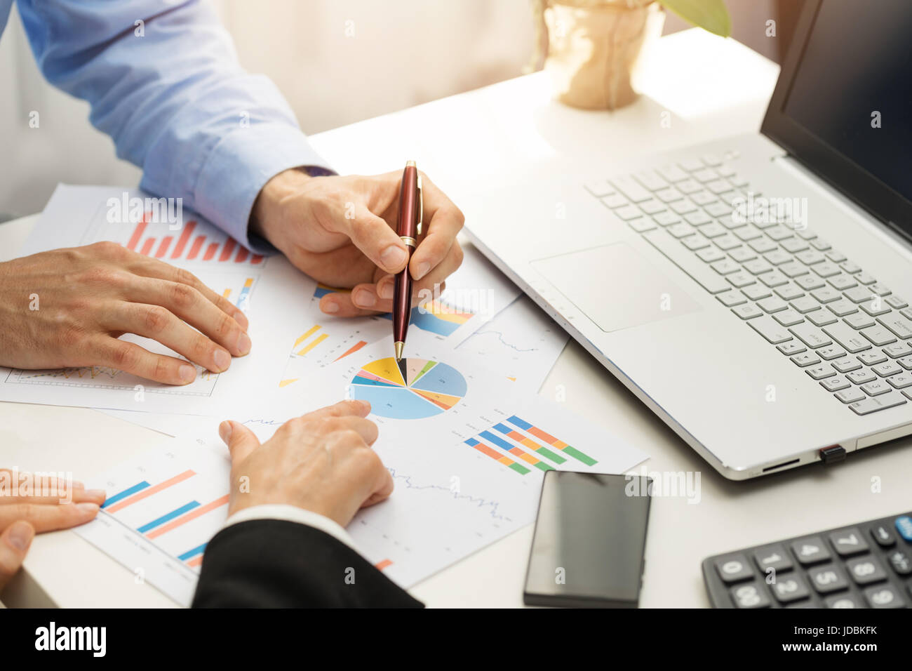 Menschen im Büro analysieren finanzielle Graph Geschäftsberichte Stockfoto