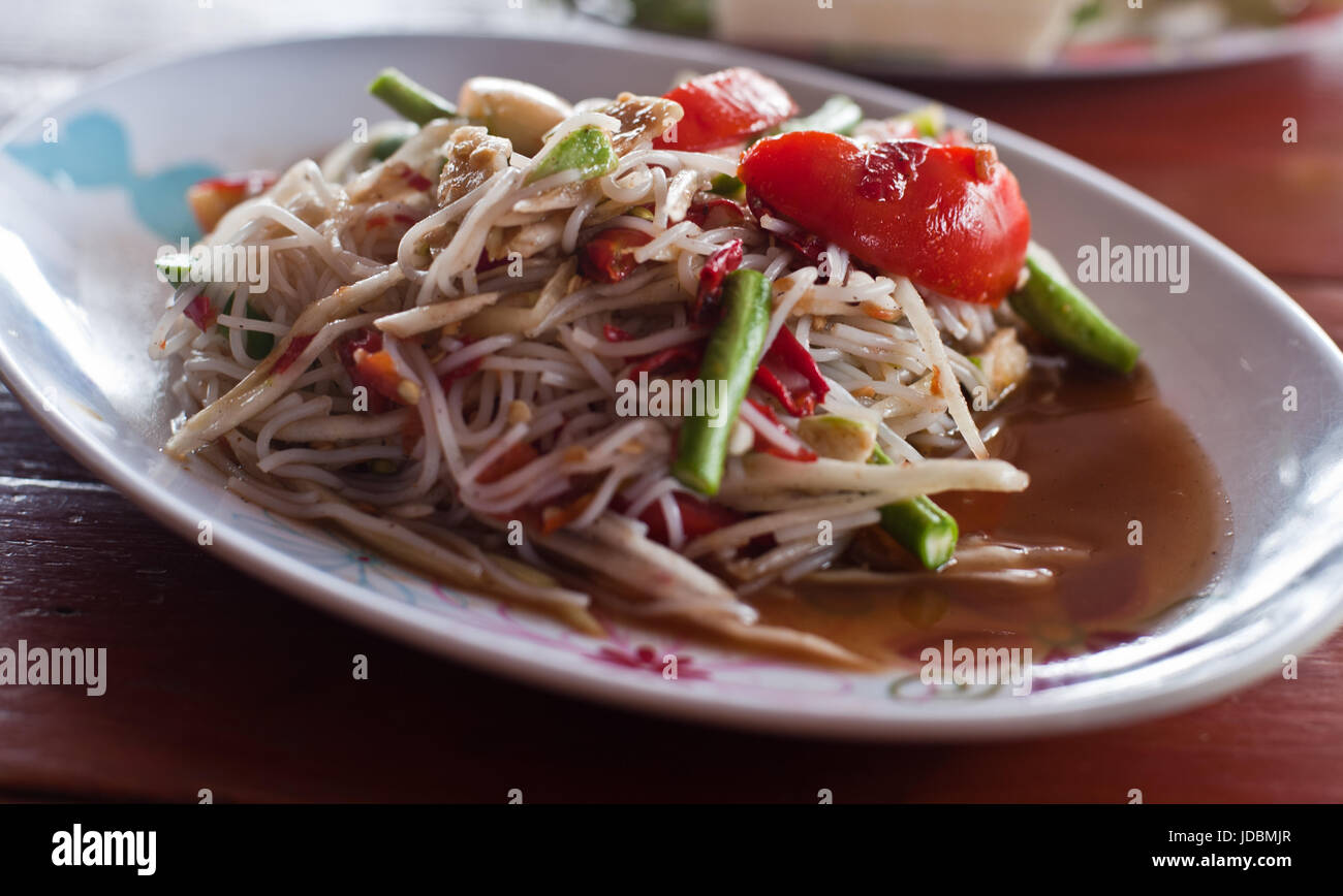 Berühmten Thai-Food, Papaya-Salat mit Gemüse oder nannten wir "Somtum" in Thai servieren Stockfoto