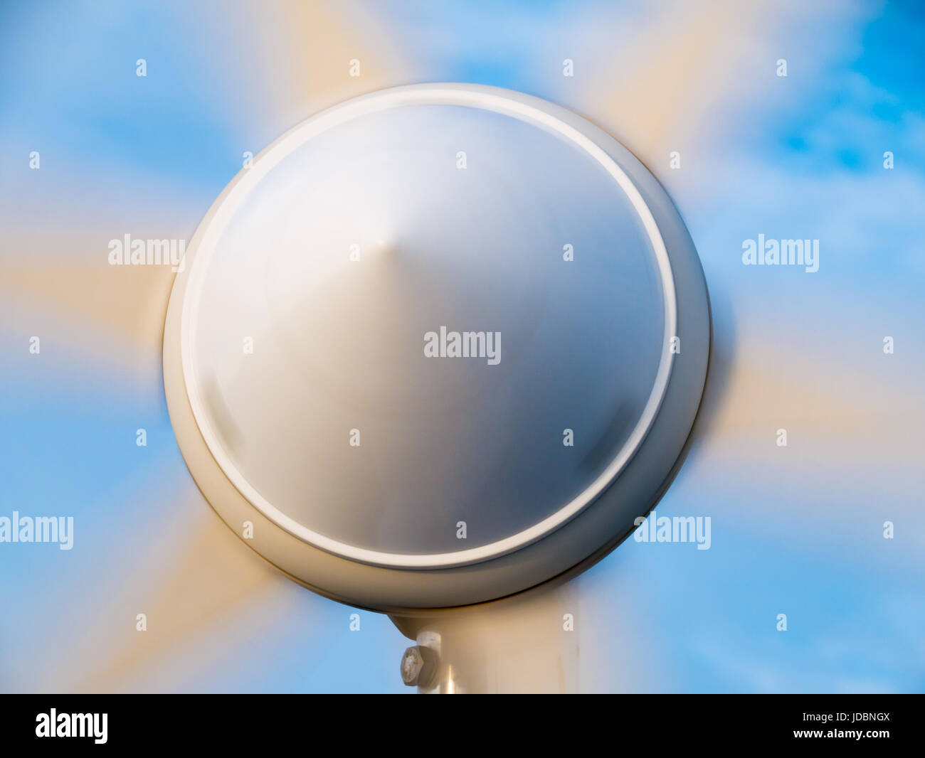 Detail der marine Windturbine auf Segelboot mit dem Drehen der Klingen durch Windkraft an Bord Batterien aufladen Stockfoto
