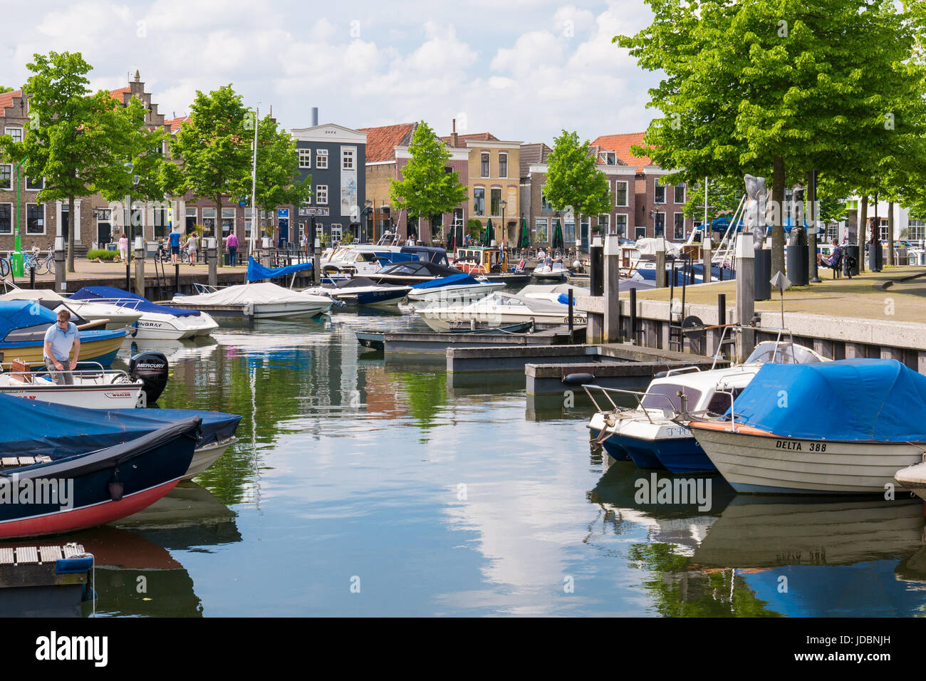 Menschen und Boote im Hafen der alten Stadt von OudBeijerland