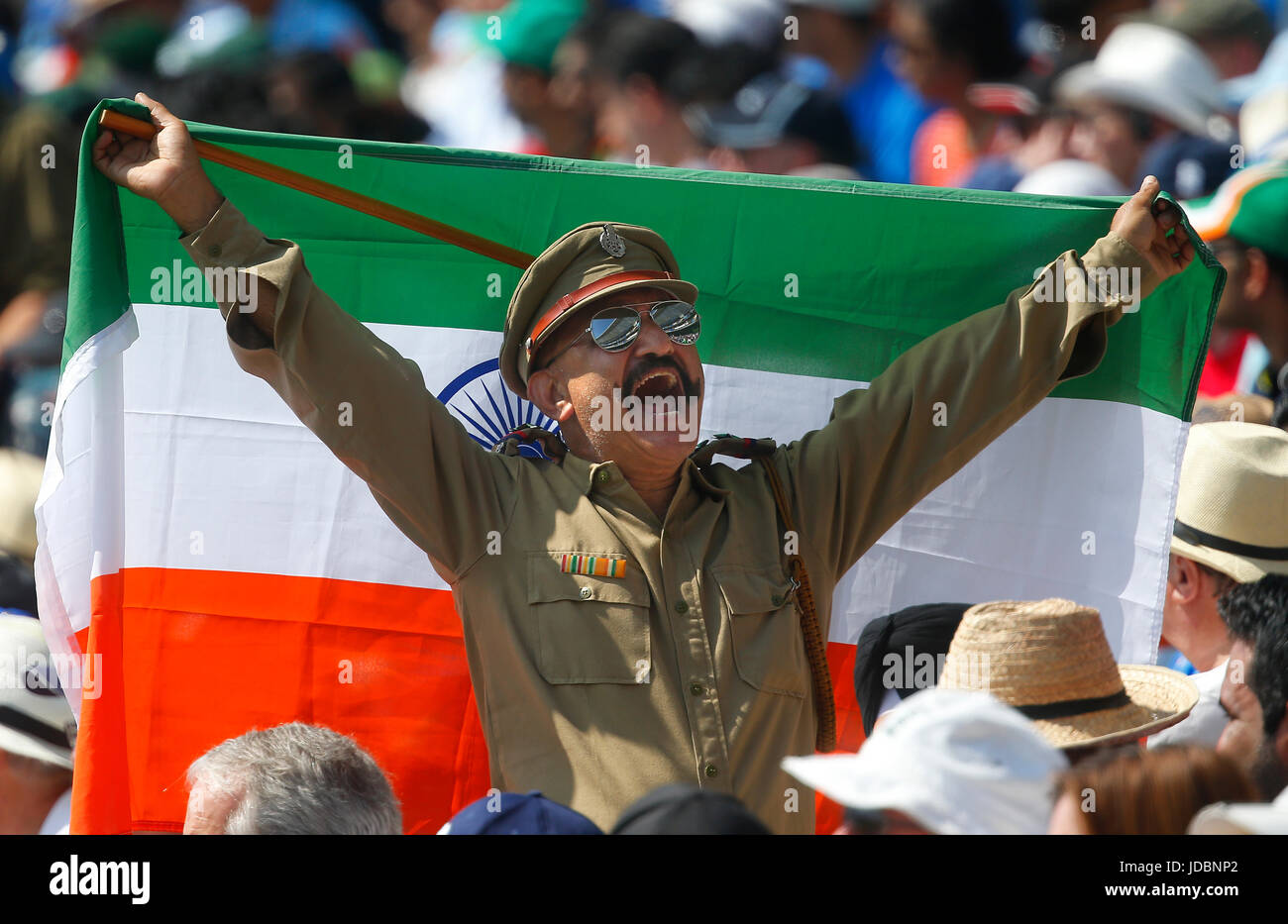 Ein Anhänger der indischen Cricket Kleid als eine indische Polizisten auf der Tribüne im Oval, London für das Finale der ICC Champions Trophy 2017. NUR ZUR REDAKTIONELLEN VERWENDUNG *** Stockfoto