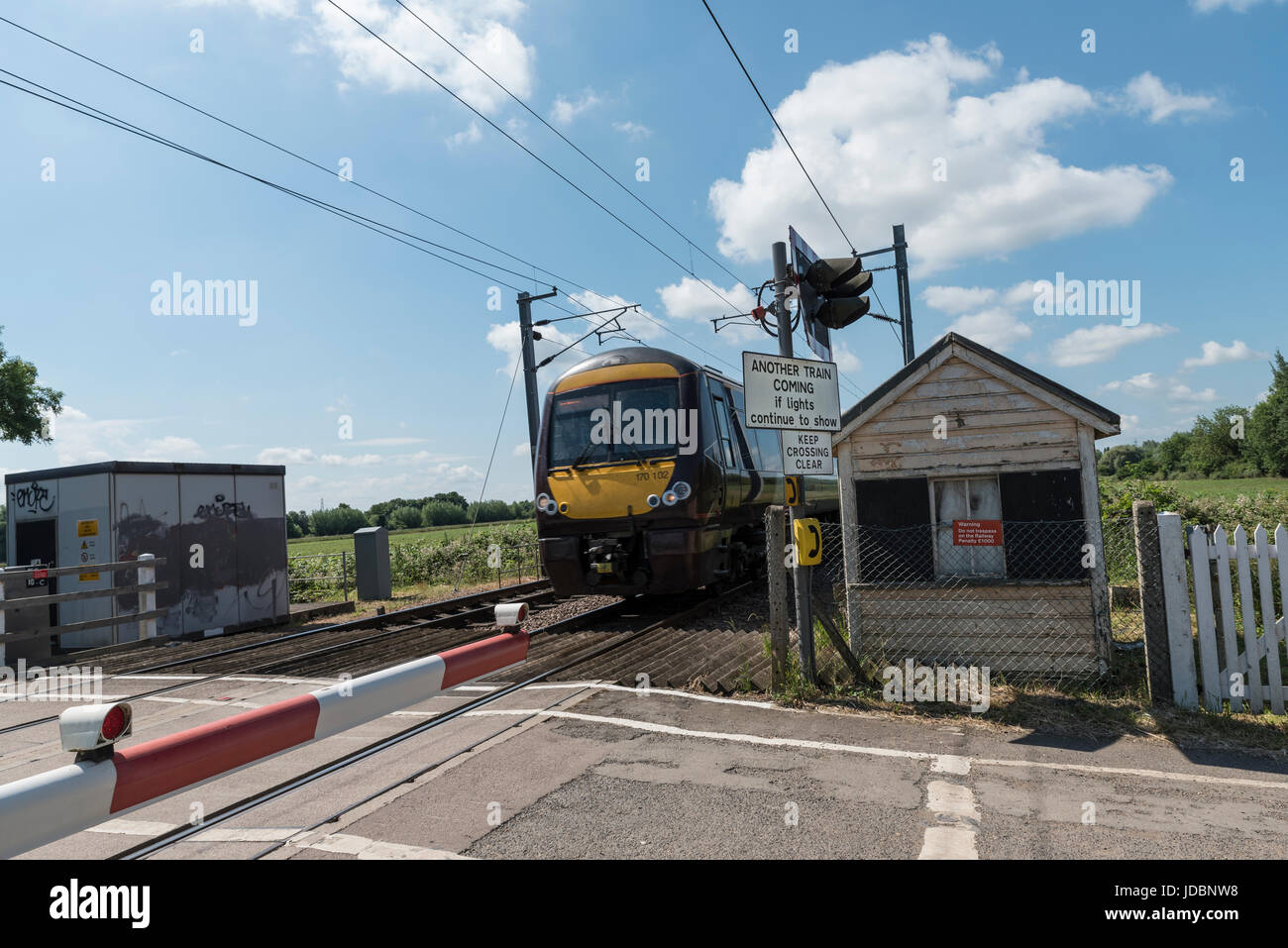 Herannahenden Zug Bahnübergang Stockfoto