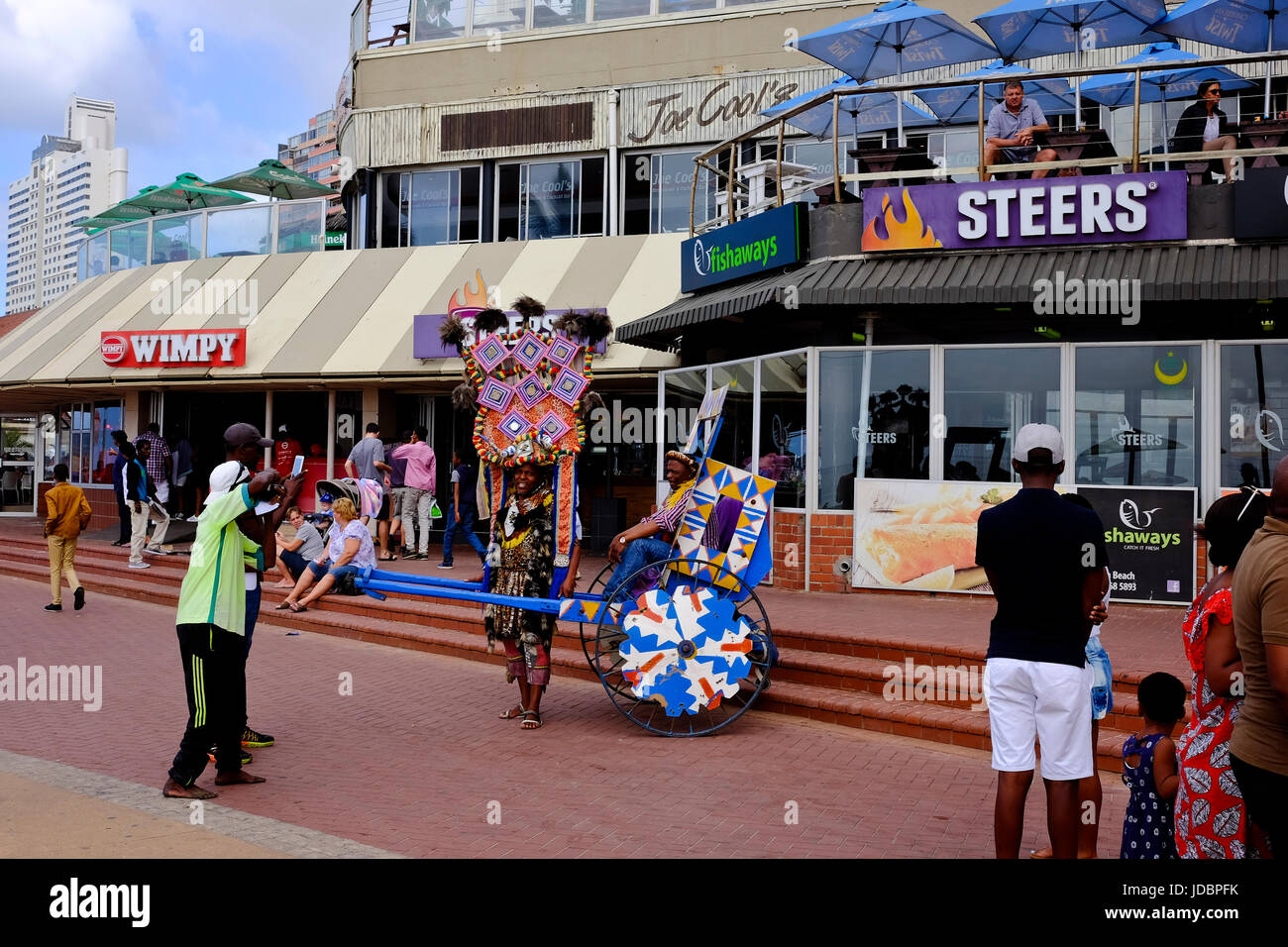 Durban Südafrika. Touristen genießen die Goldene Meile Spaziergang, vorbei an Restaurants an der Strandpromenade von Durban. Stockfoto