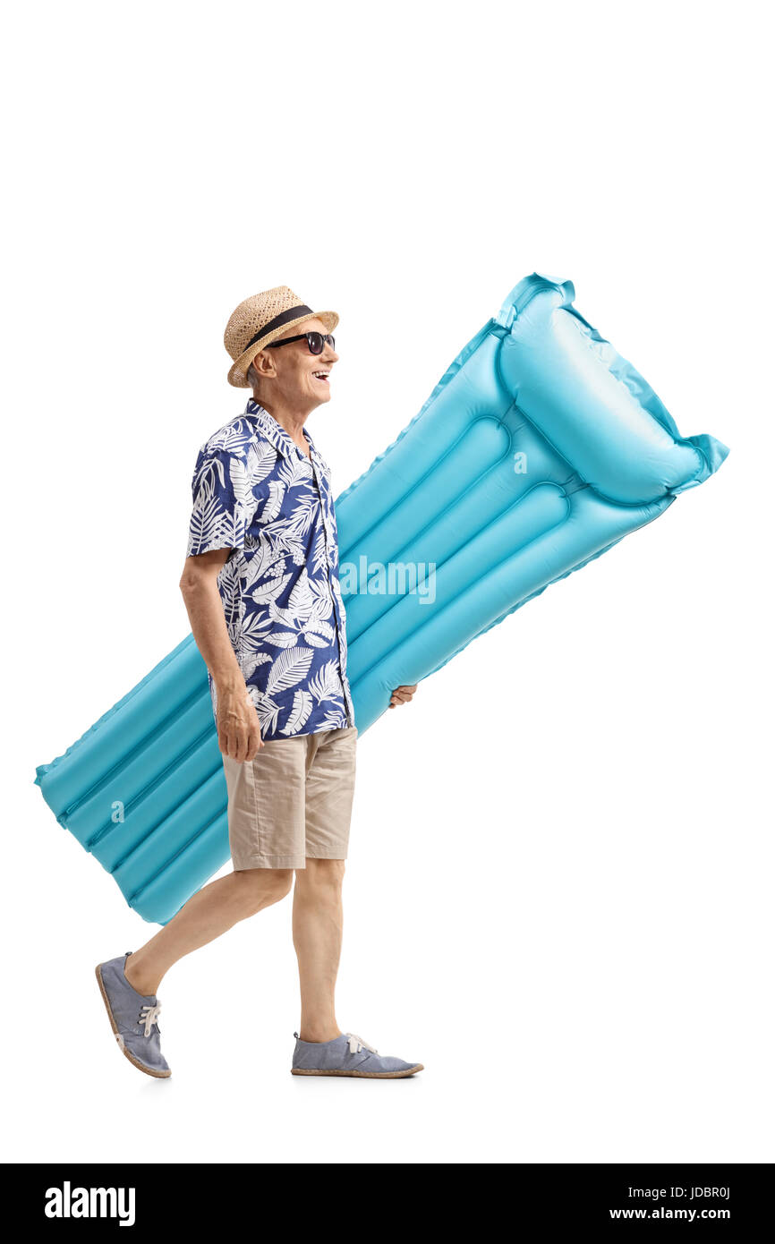Voller Länge Profil Schuss eines Senioren mit einer Luftmatratze zu Fuß isolierten auf weißen Hintergrund Stockfoto