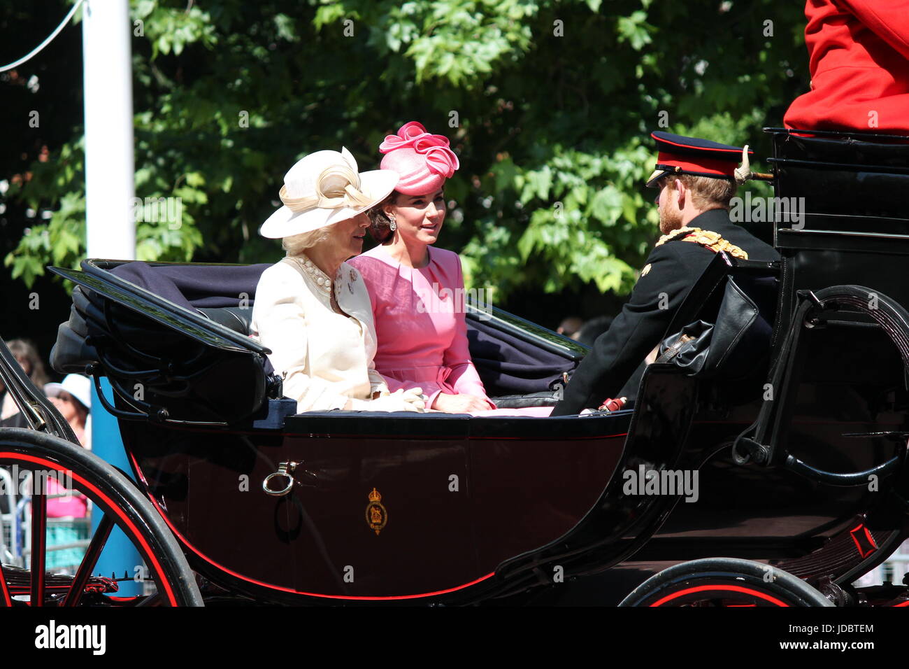 London, England - 17. Juni 2017: Prinz Harry, Kate Middleton und Camilla Parker Bowles in einer offenen Kutsche für trooping die Farbe 2015 anlässlich den Queens offiziellen Geburtstag, London, UK. Stockfoto