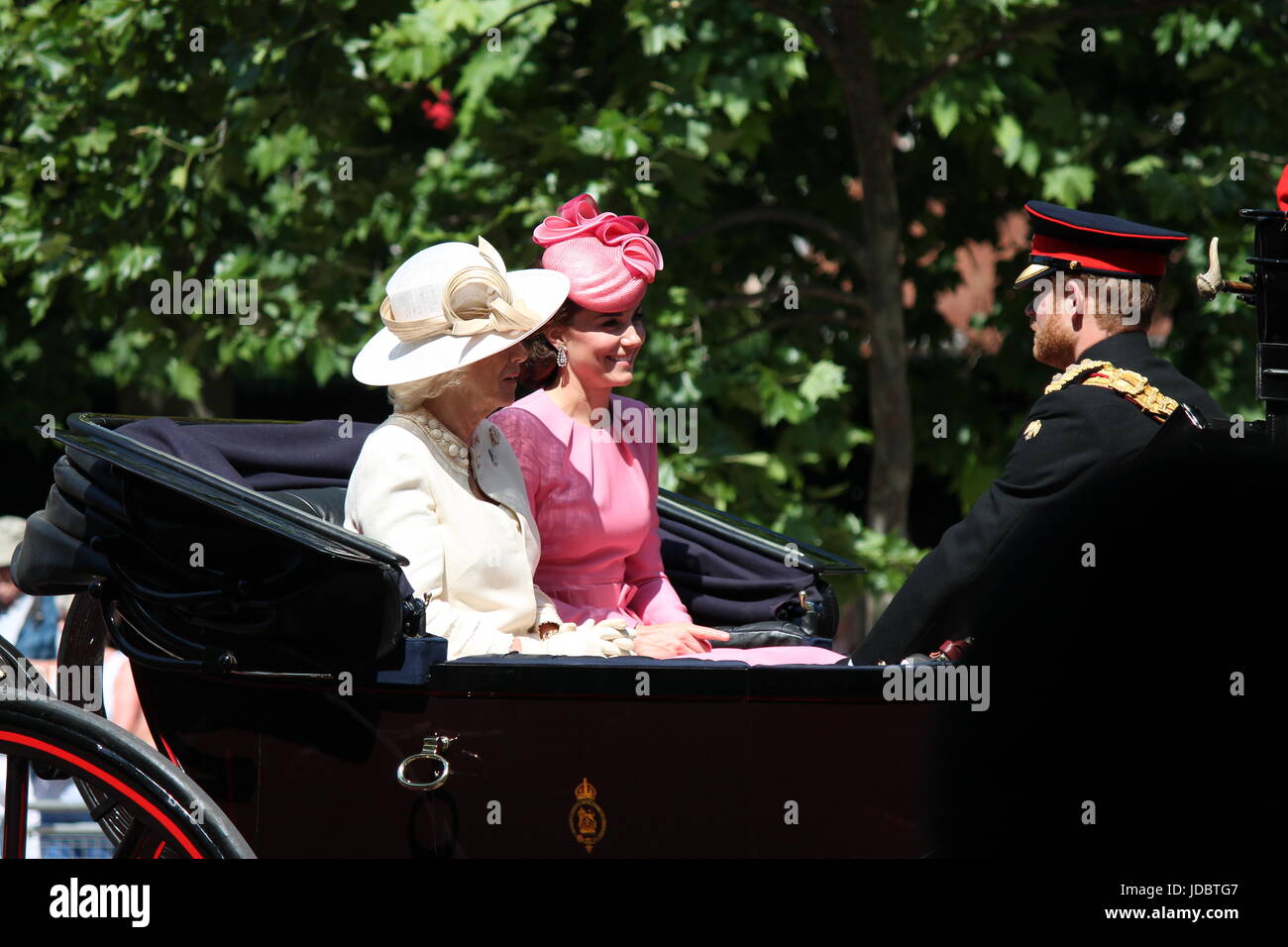 London, England - 17. Juni 2017: Prinz Harry, Kate Middleton und Camilla Parker Bowles in einer offenen Kutsche für die Farbe 2015 die Königinnen, die offiziellen Geburtstag, London, UK. Foto, Foto, Bild, Bild markieren, Redaktion Stockfoto