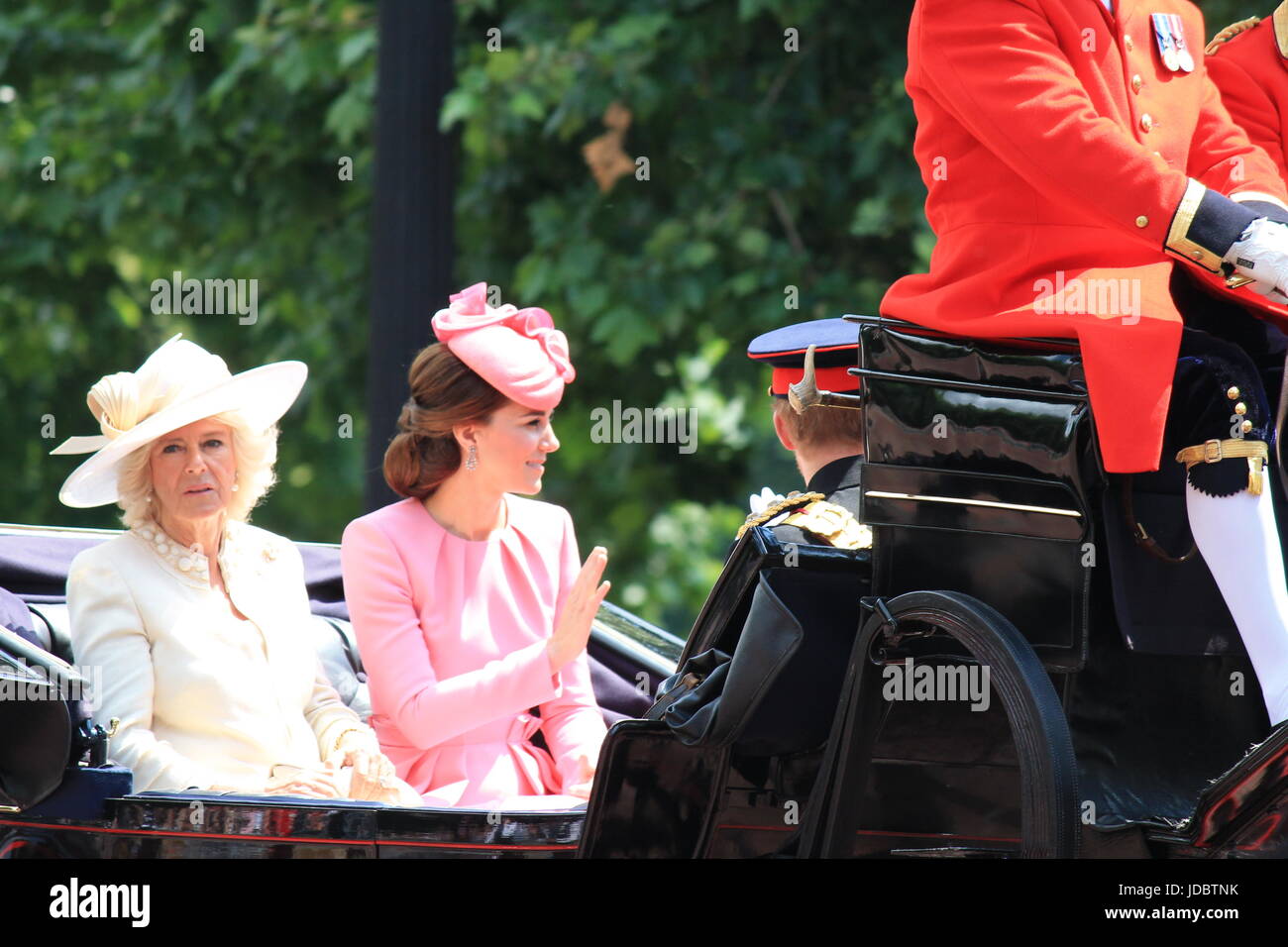 London, England - 17. Juni 2017: Prinz Harry, Kate Middleton und Camilla Parker Bowles in einer offenen Kutsche für die Farbe 2015 die Königinnen, die offiziellen Geburtstag, London, UK. Foto Fotografie editorial Bild zu markieren Stockfoto