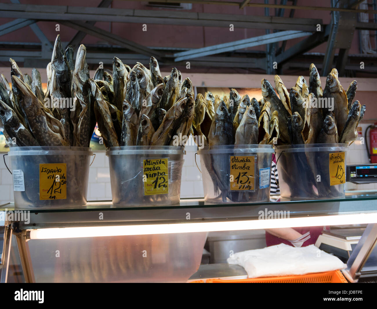 Erhaltene getrockneter Fisch zum Verkauf im Rigaer Zentralmarkt, Riga, Lettland. Stockfoto
