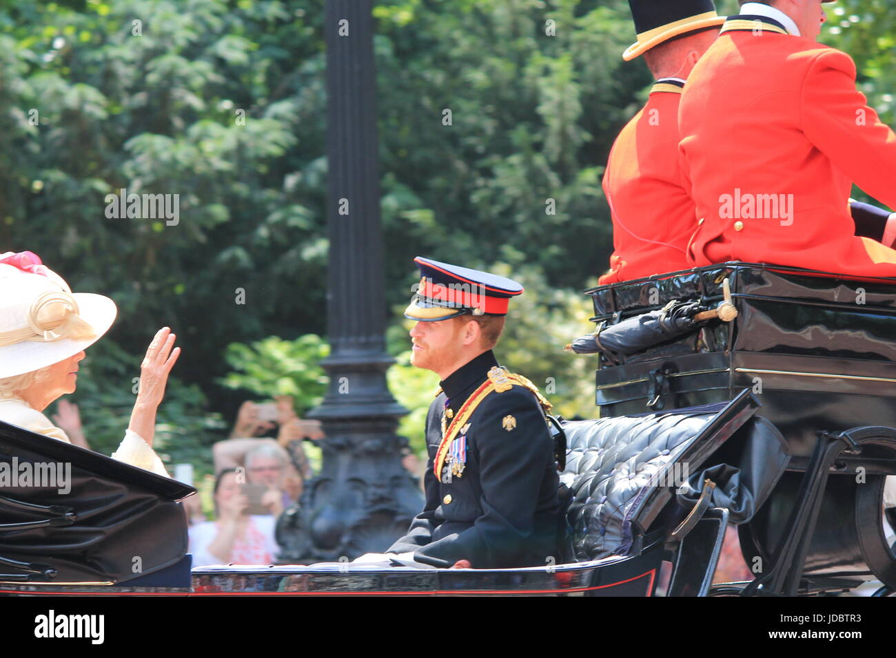 London, England - 17. Juni 2017: Prinz Harry, Kate Middleton und Camilla Parker Bowles in einer offenen Kutsche für die Farbe 2015 die Königinnen, die offiziellen Geburtstag, London, UK. Foto Fotografie editorial Bild zu markieren Stockfoto