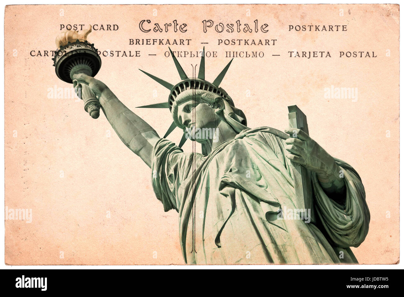 Freiheitsstatue in New York, Collage auf Sepia alte Ansichtskarte Hintergrund, Wort "Postkarte" in mehreren Sprachen geschrieben Stockfoto