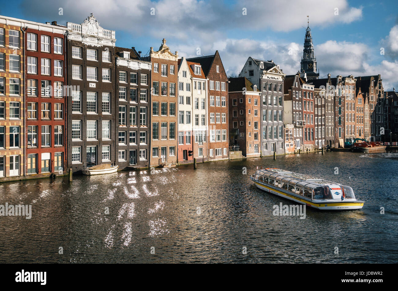 Amsterdam, Niederlande - 25. April 2017: Cruise Touristenboot in Damrak Kanal in Amsterdam bei Sonnenuntergang. Stockfoto