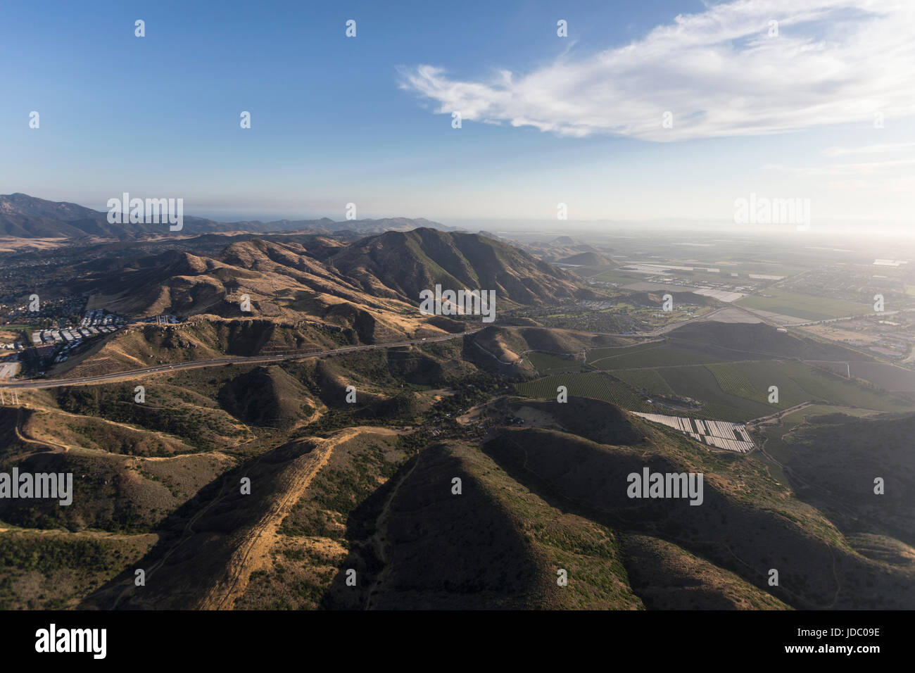 Luftaufnahmen von Hügeln und 101 Freeway zwischen Thousand Oaks und Camarillo in Ventura County, Kalifornien. Stockfoto