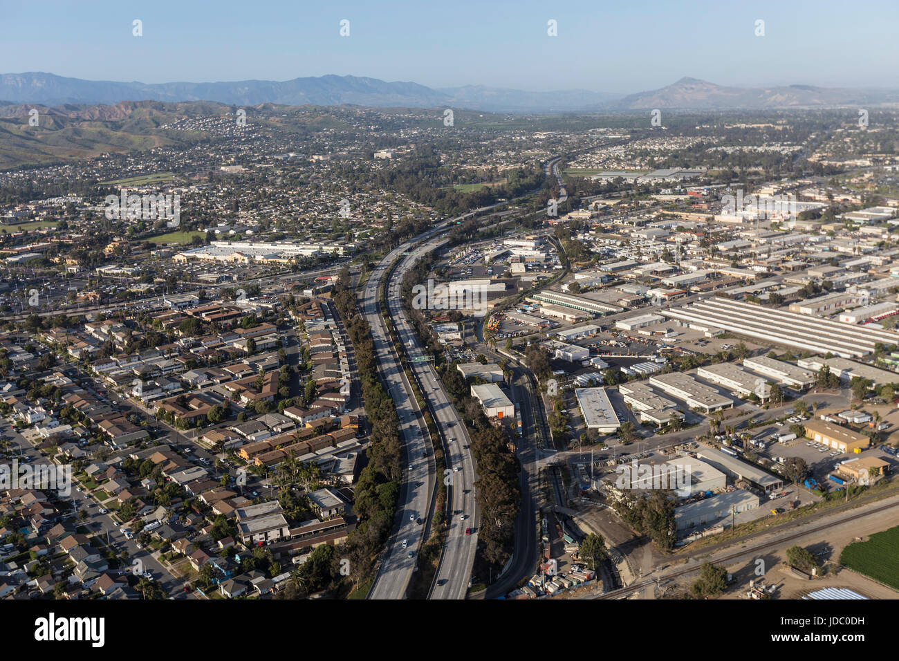Luftaufnahme des 101 Freeway in Ventura, Kalifornien. Stockfoto