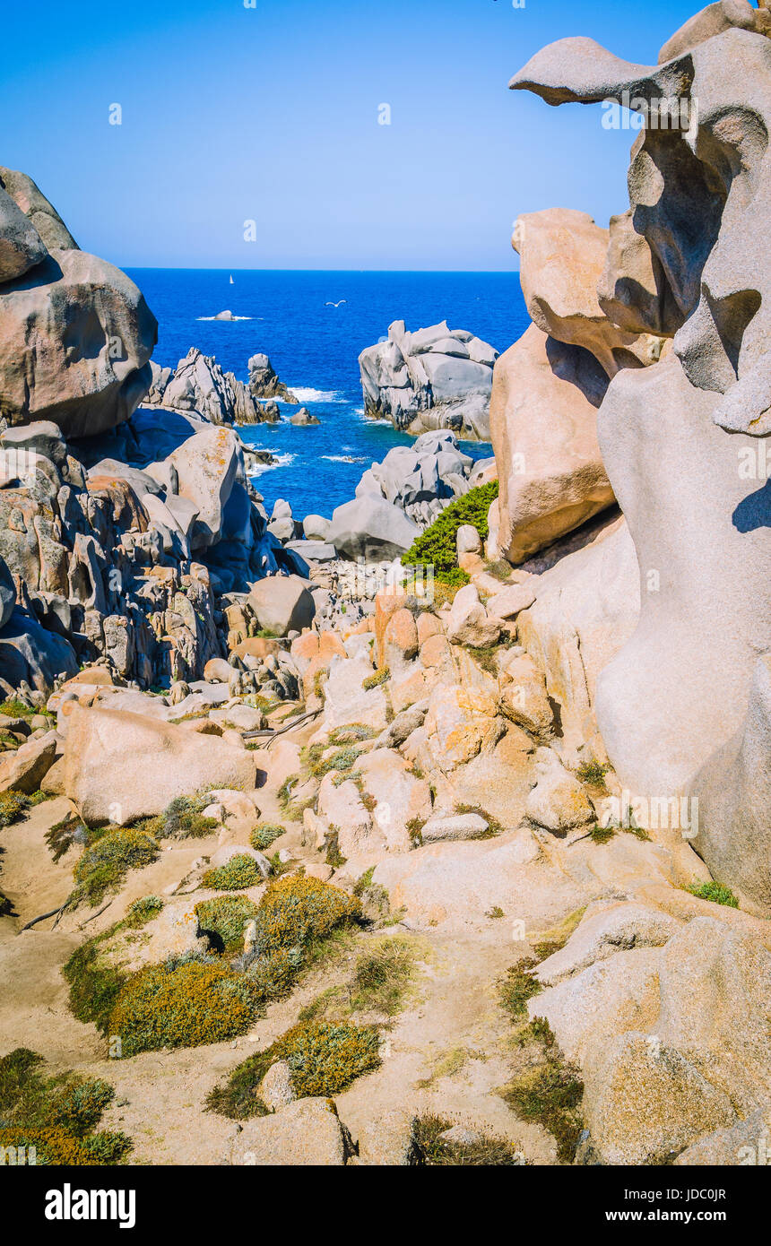 Weg zwischen bizarren Granit Felsformationen in Capo Testa, Sardinien, Italien. Stockfoto