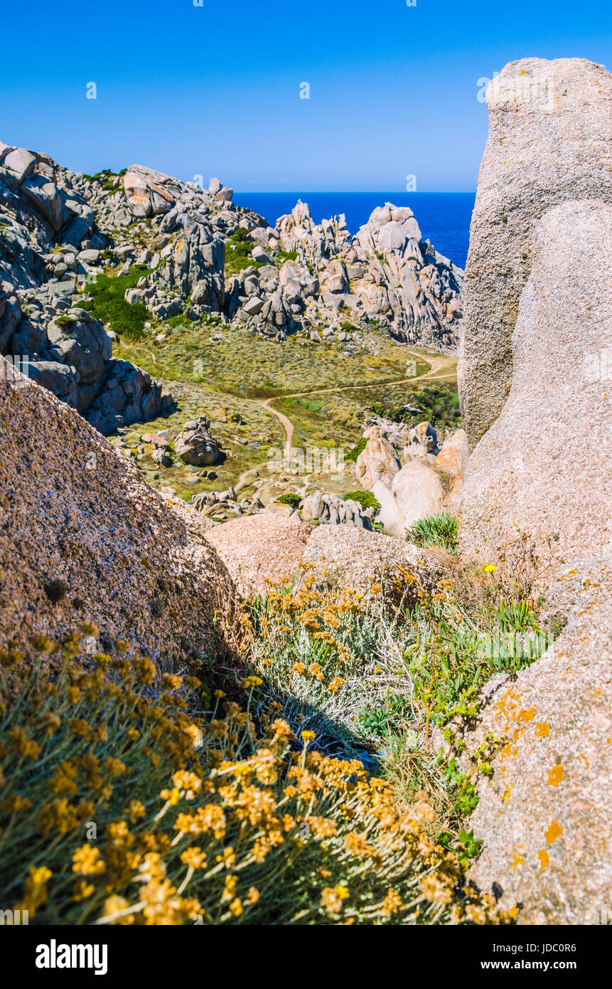 Weg zwischen bizarren Granit Felsformationen in Capo Testa, Sardinien, Italien. Stockfoto