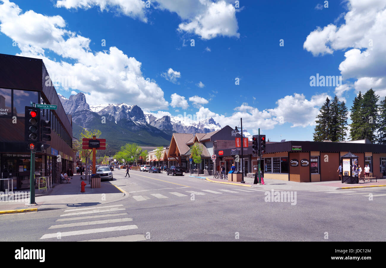 Frühling-Innenstadt-Landschaft von Canmore, Stadt in Alberta Rockies, Bow Valley mit Bergen im Hintergrund. Canmore, Alberta, Kanada. Stockfoto