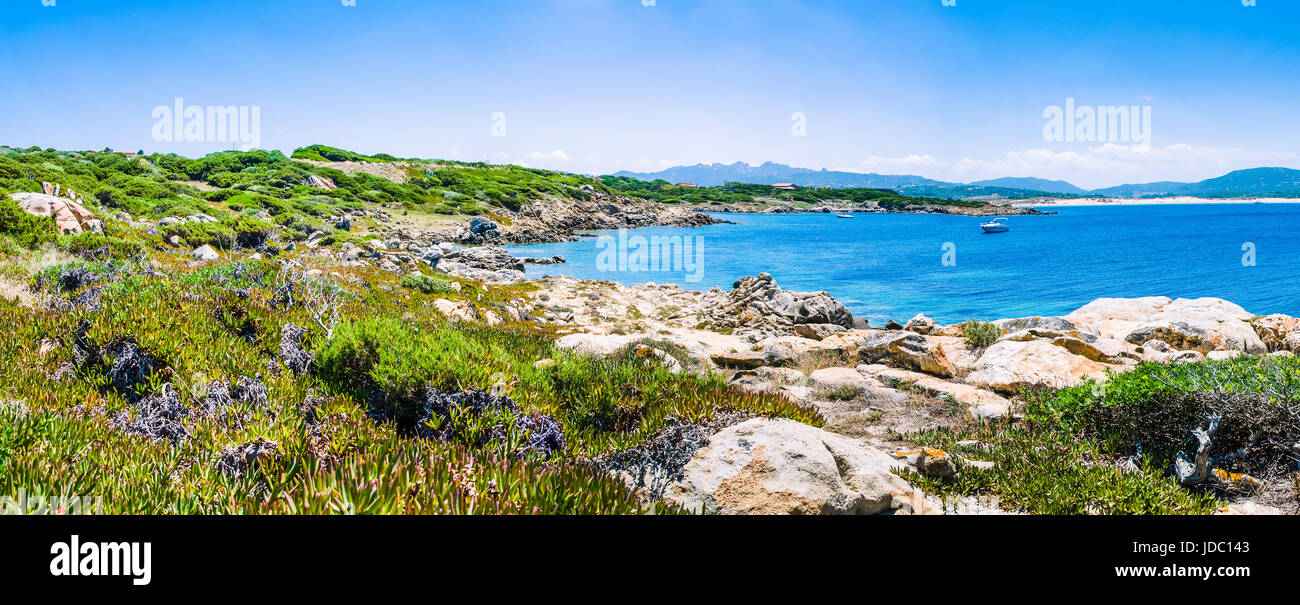 Schönen Küstenabschnitten mit Granitfelsen und erstaunliche azurblaues Wasser auf Porto Pollo, Sardinien, Italien. Stockfoto