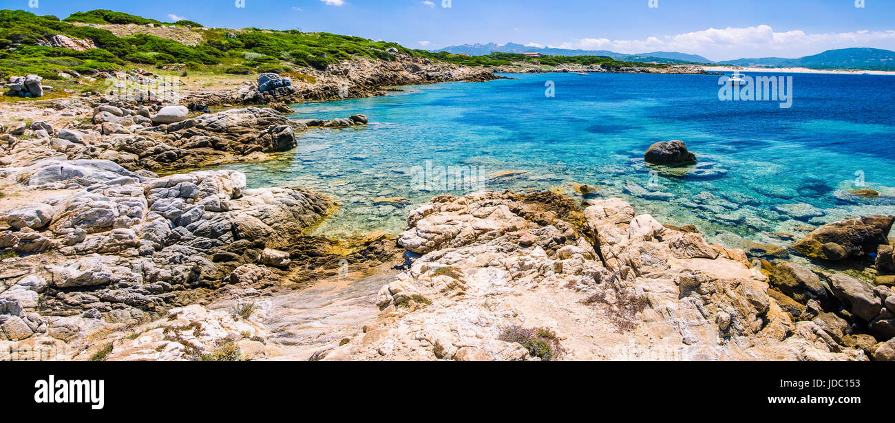 Schönen Küstenabschnitten mit Granitfelsen und erstaunliche azurblaues Wasser auf Porto Pollo, Sardinien, Italien. Stockfoto