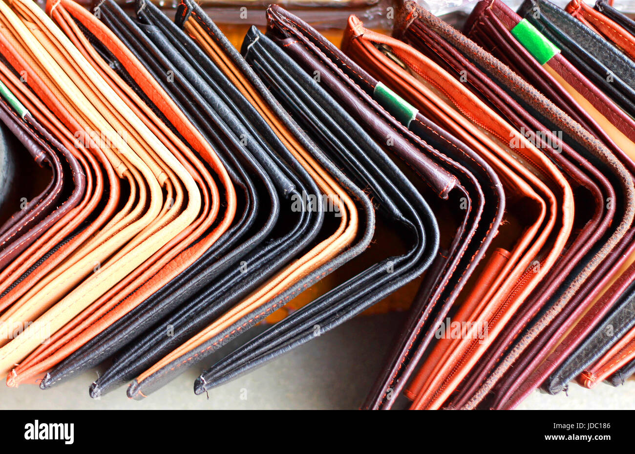Reihe von Wallet angeordneten Linien, aus denen gebogene Linienmuster in abstrakter Form, für den Verkauf auf lokalen Verkauf in Delhi Stockfoto