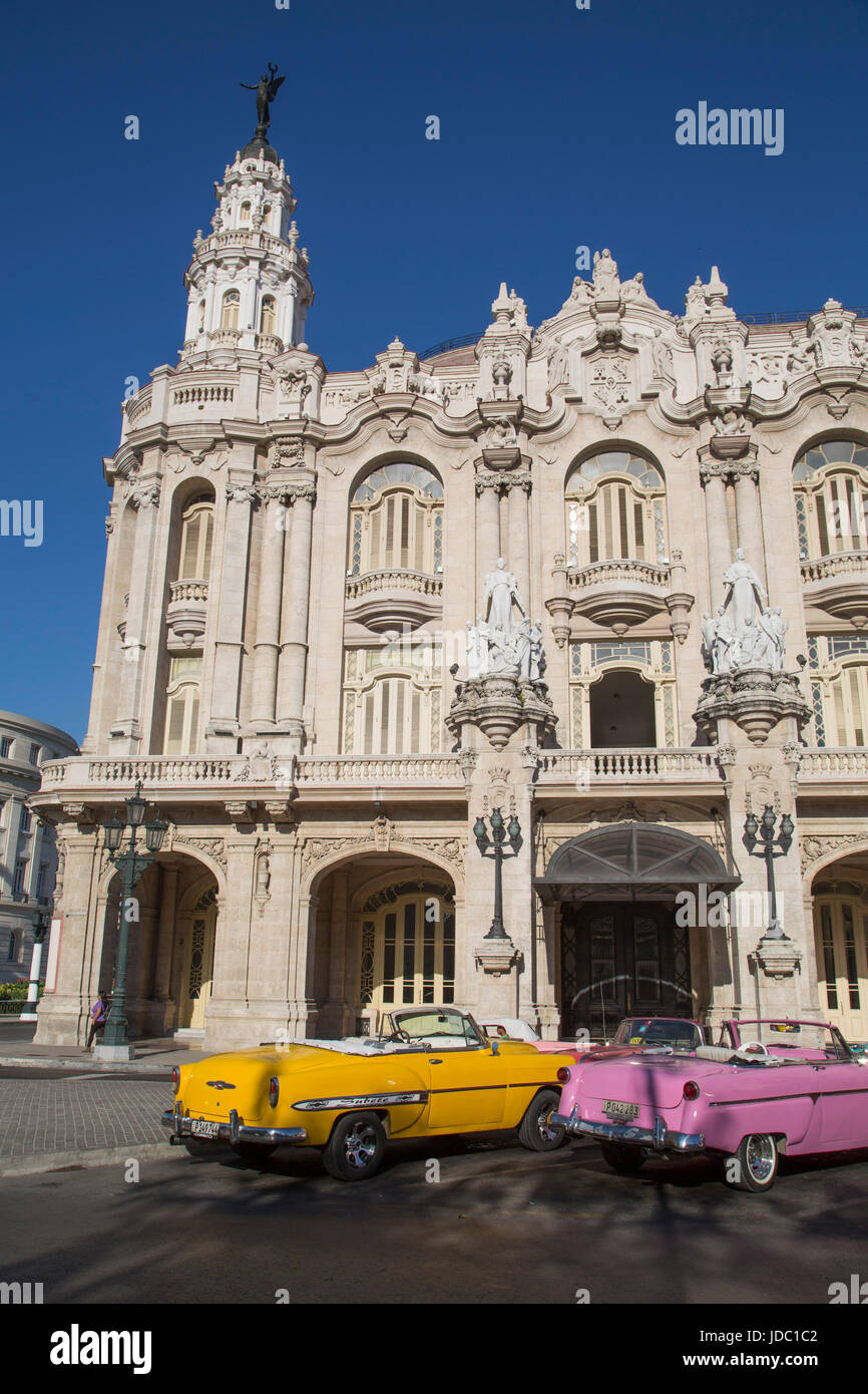 Oldtimer vor Grand Theater, Centro Habana, Havana, Kuba Stockfoto