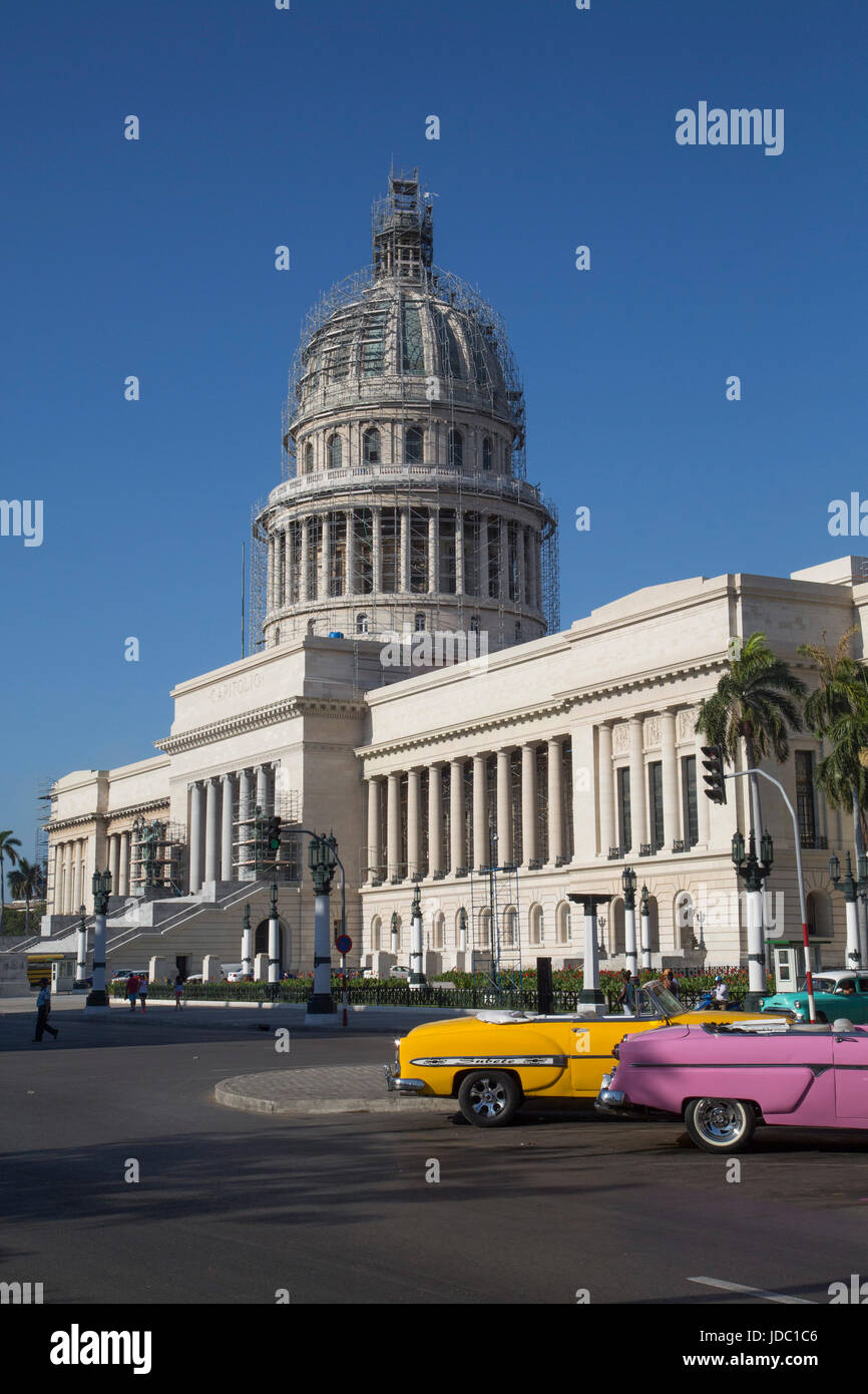 Oldtimer vor Capitol Building, Centro Habana, Havana, Kuba Stockfoto