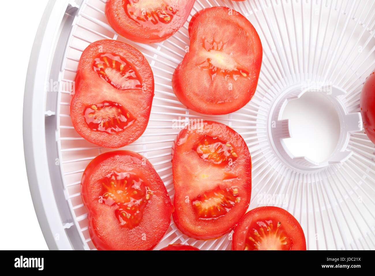 Frische Tomaten im Dörrgerät Essbrett (bereit zum Trocknen). Isoliert auf  weißem Hintergrund Stockfotografie - Alamy