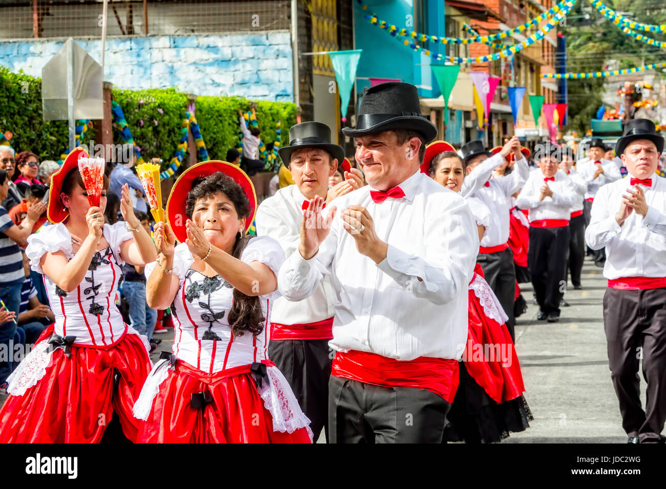 Banos De Agua Santa, Ecuador - 29. November 2014: Latino Tänzerinnen aus Ecuador auf der Straße in Südamerika am 29. November 2014 Stockfoto