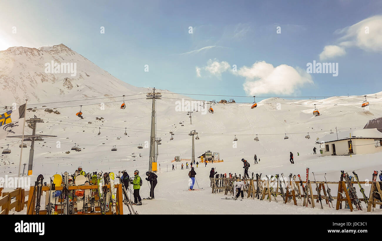 Unbekannten Skifahrer auf der Piste und Ski Lift auf HinterTux, Österreich, Winter-Panorama Stockfoto