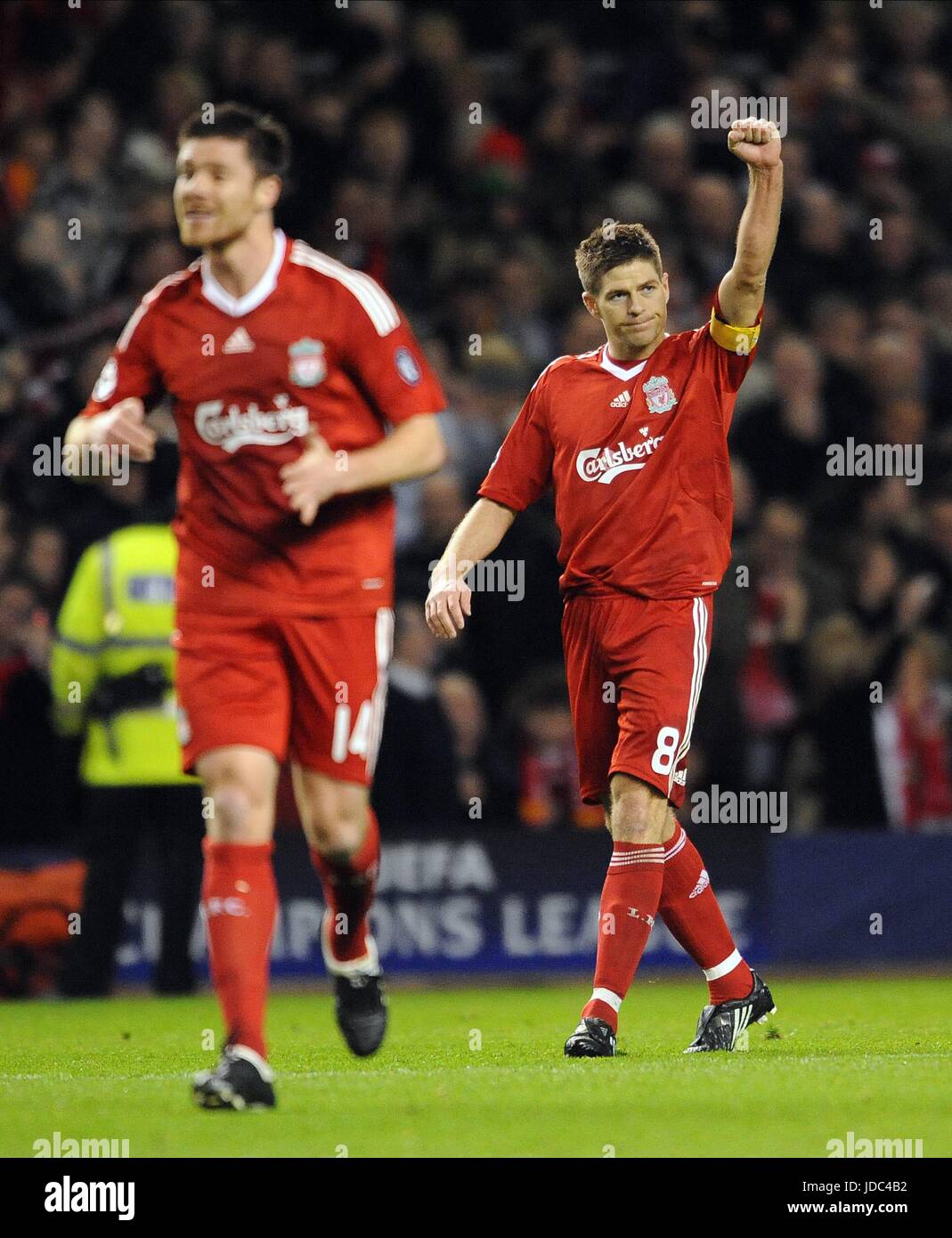 STEVEN GERRARD feiert LIVERPOOL V REAL MADRID Anfield Road LIVERPOOL ENGLAND 10. März 2009 Stockfoto