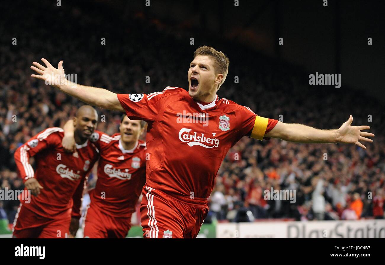 STEVEN GERRARD feiert LIVERPOOL V REAL MADRID Anfield Road LIVERPOOL ENGLAND 10. März 2009 Stockfoto