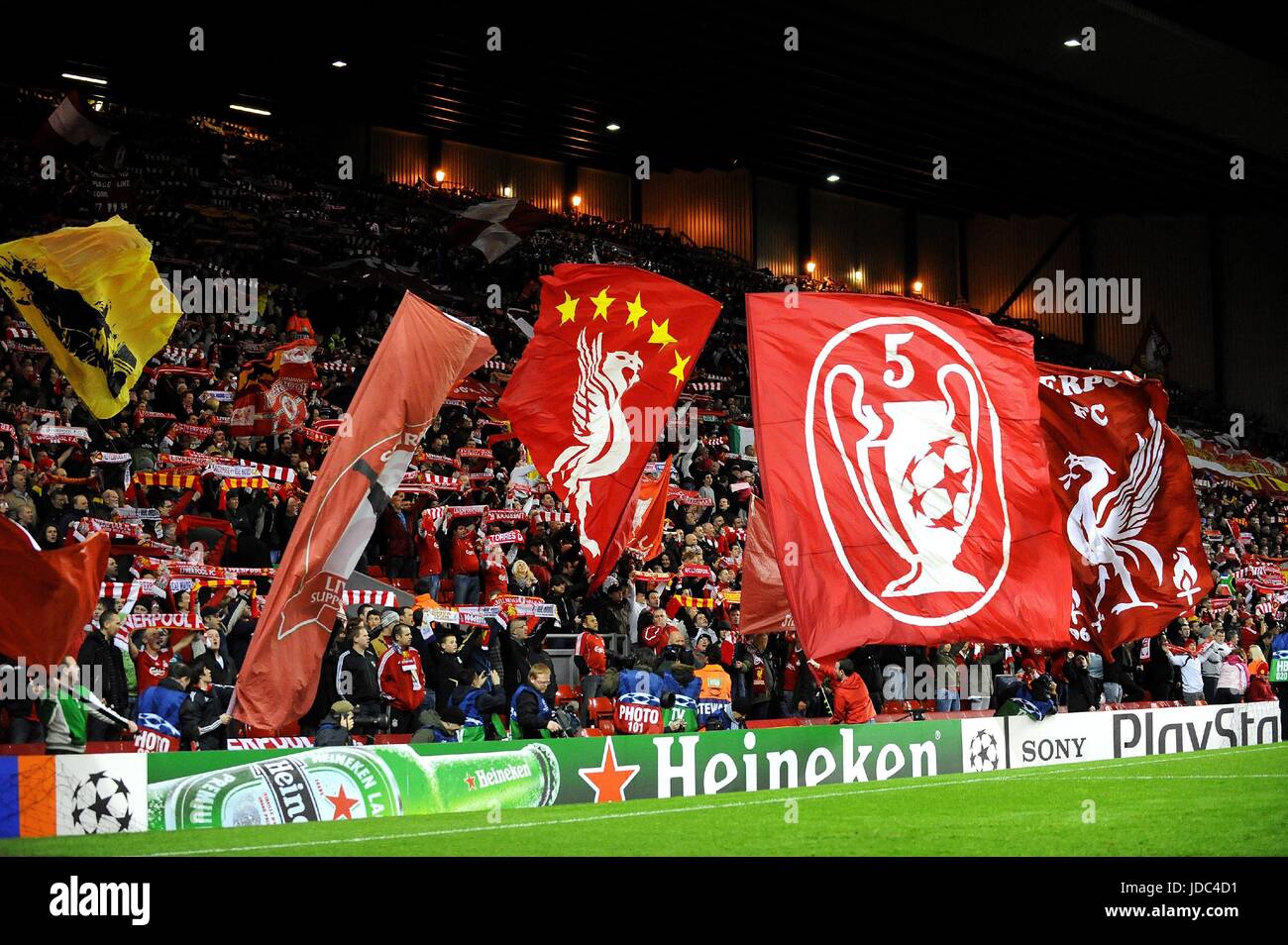 DER KOP LIVERPOOL V REAL MADRID Anfield Road LIVERPOOL ENGLAND 10. März 2009 Stockfoto