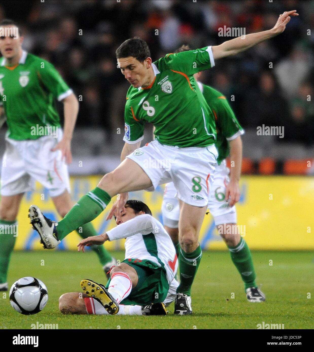 IVELIN POPOV & KEITH ANDREWS Republik Irland V Bulgarien CROKE PARK DUBLIN Irland 28. März 2009 Stockfoto