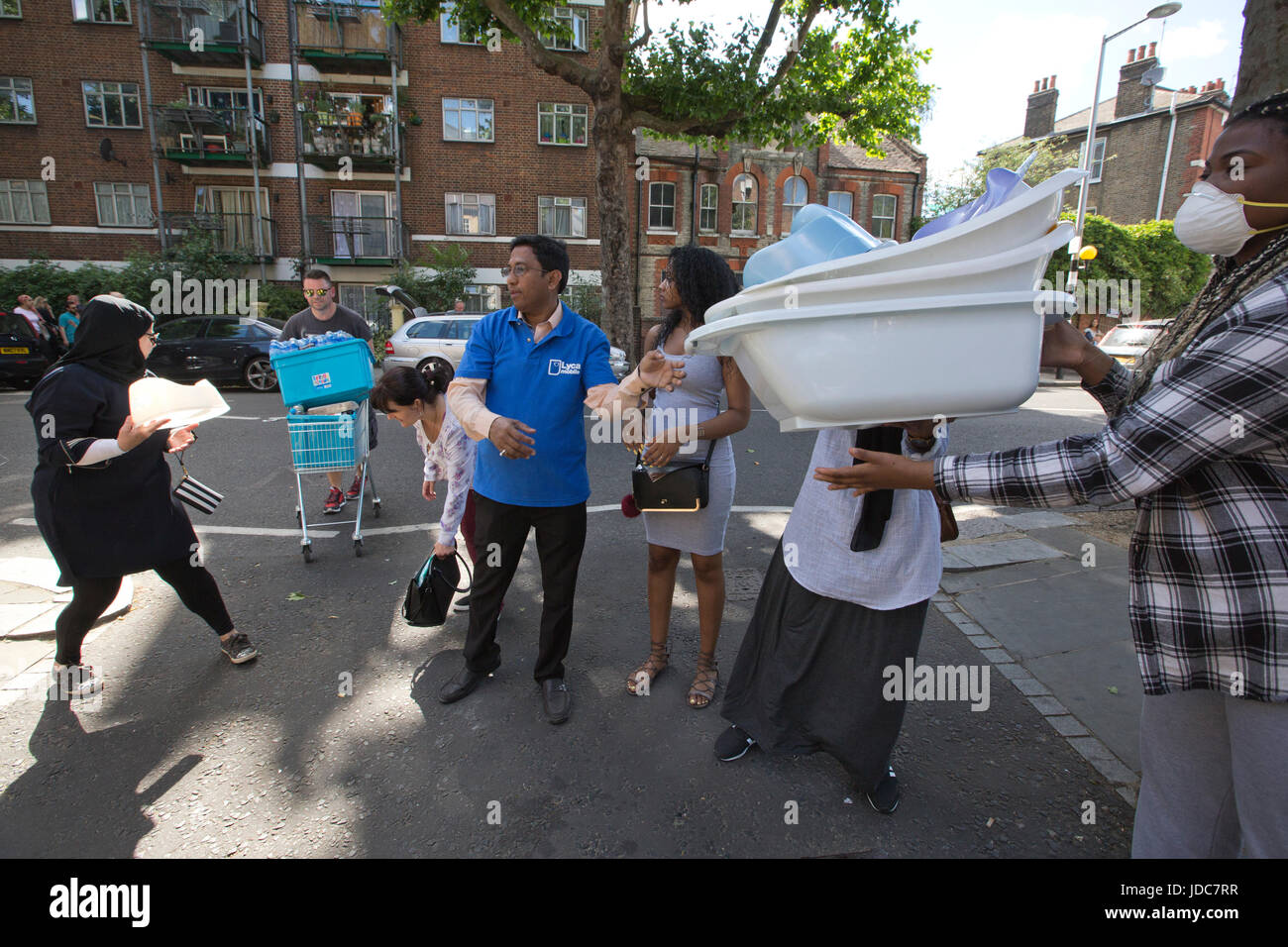 Gemeinde Verzicht auf Nahrung und Kleidung zu helfen, die Opfer obdachlos nach dem Grenfell Turm unterstützen Brandkatastrophe, West-London, UK Stockfoto