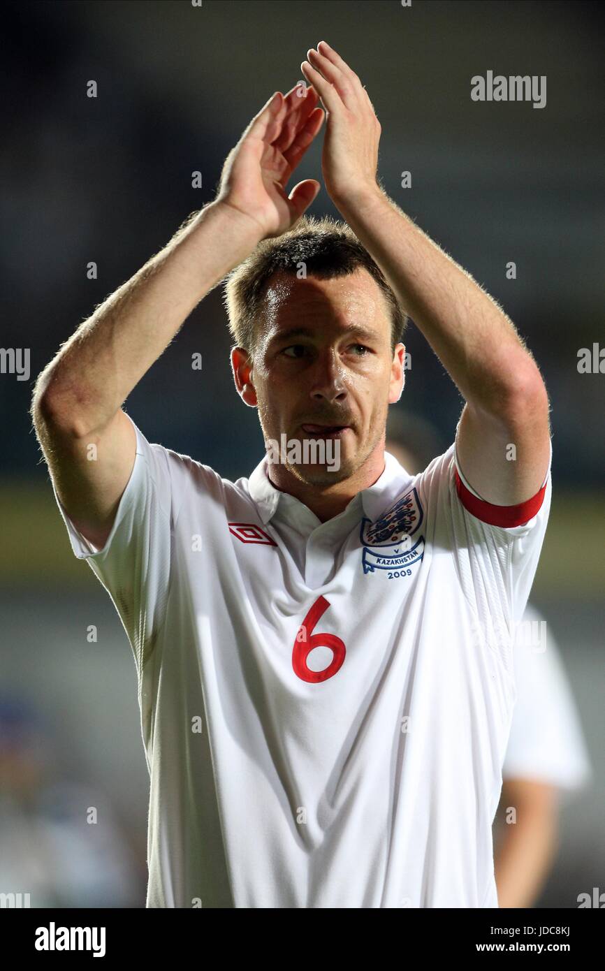 JOHN TERRY APLAUDS-FANS nach Kasachstan V ENGLAND WORLD CUP Zentralstadion ALMATY Kasachstan 6. Juni 2009 Stockfoto