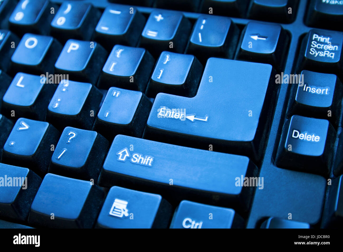 Nahaufnahme der Computer-Tastatur. In blau getönt Stockfoto