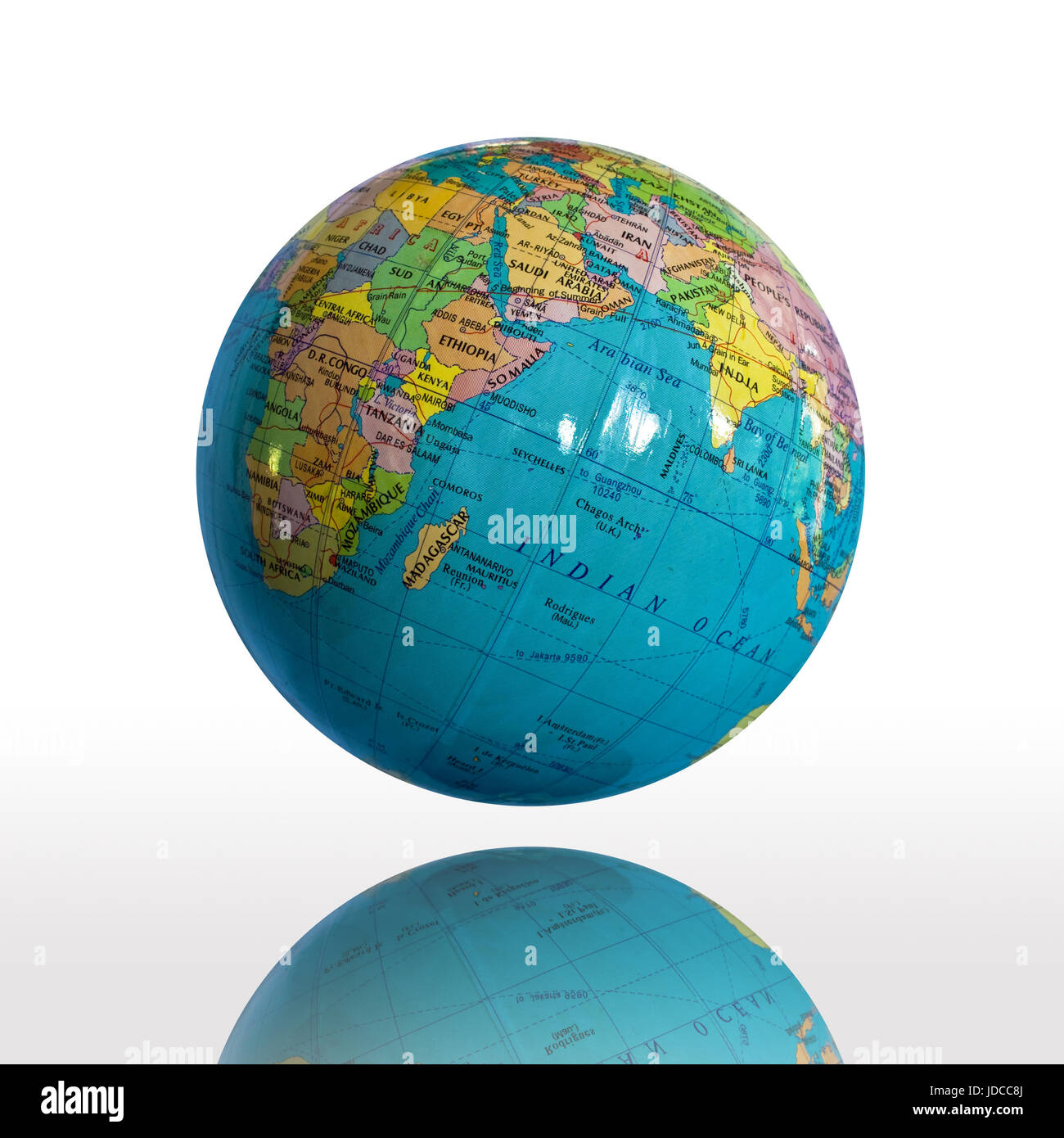 Kleiner Globus und Schatten isoliert auf weißem Hintergrund Stockfotografie  - Alamy