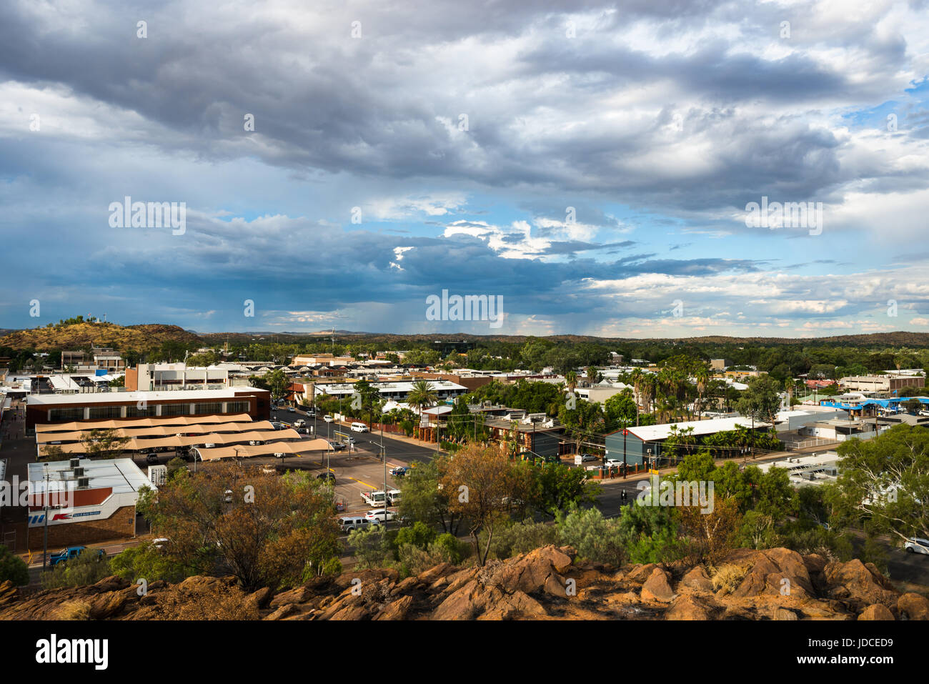 Breites Bild von Alice Springs aus nahe gelegenen Hügel. Northern Territory. Zentralaustralien. Stockfoto