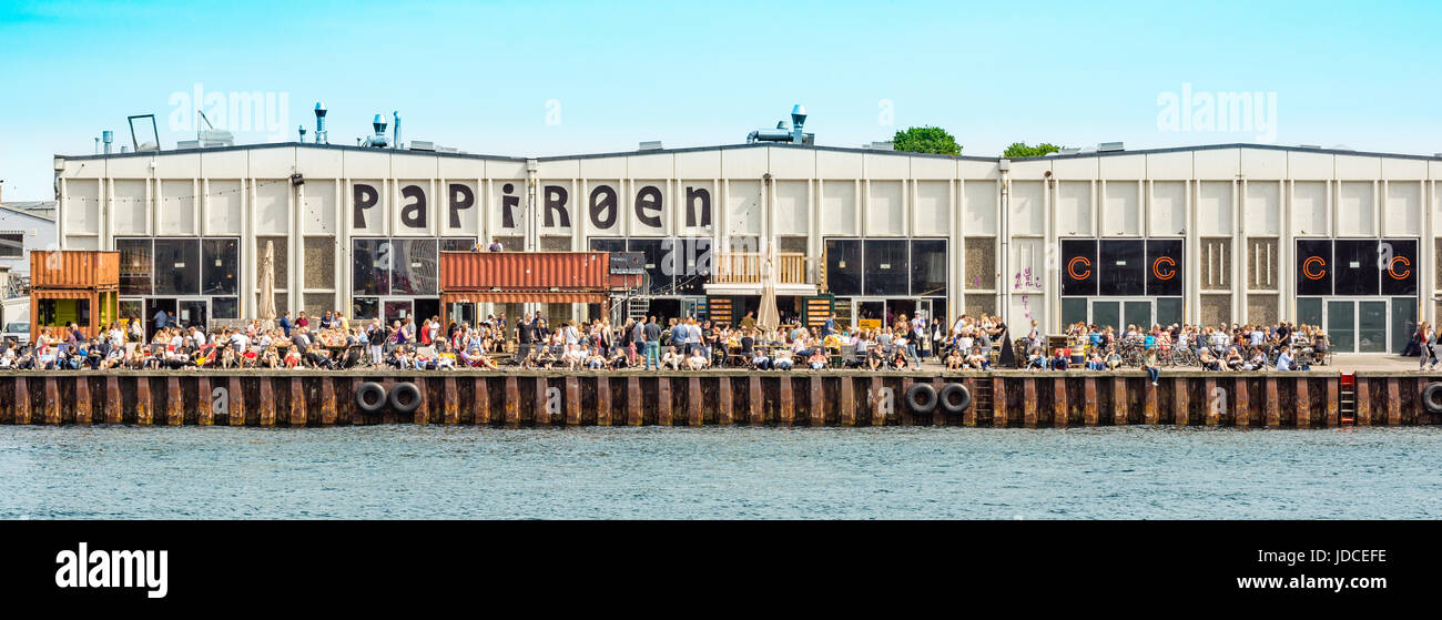 Suppen auf der Papier-Insel in Kopenhagen mit einer Menge von Menschen auf dem Kai, Dänemark, 15. Juni 2017 Stockfoto