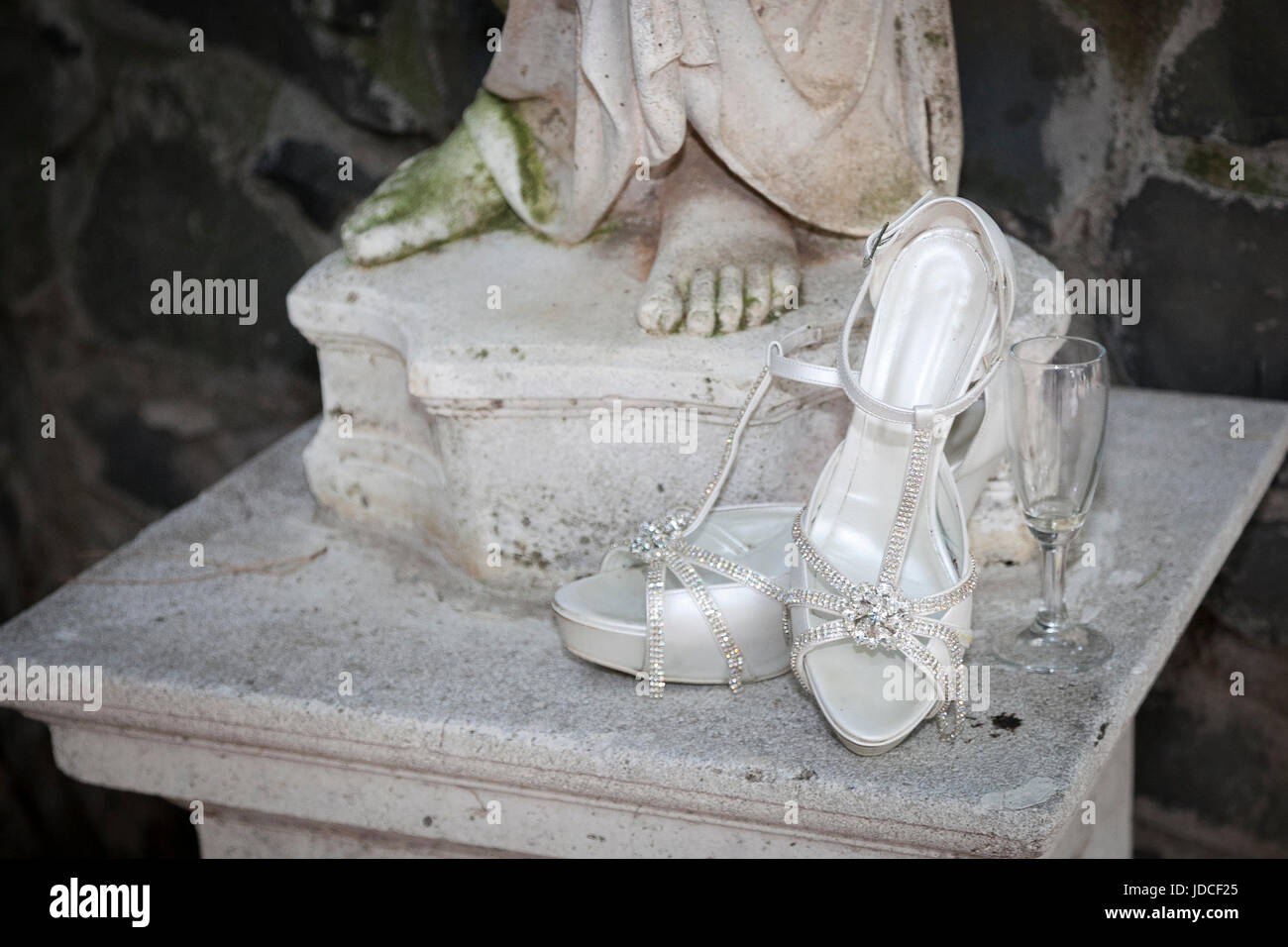 Braut Schuhe mit Brille und Skulptur Stockfoto