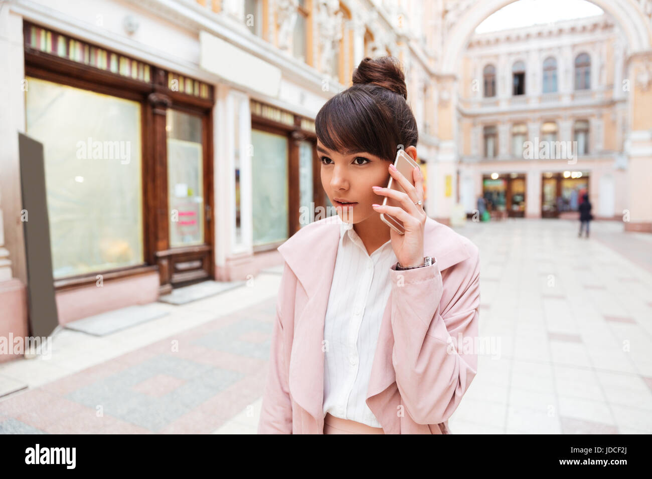 Verärgert junges Mädchen erhält schlechte Nachrichten während des Gesprächs auf dem Handy in der Stadt Straße Stockfoto