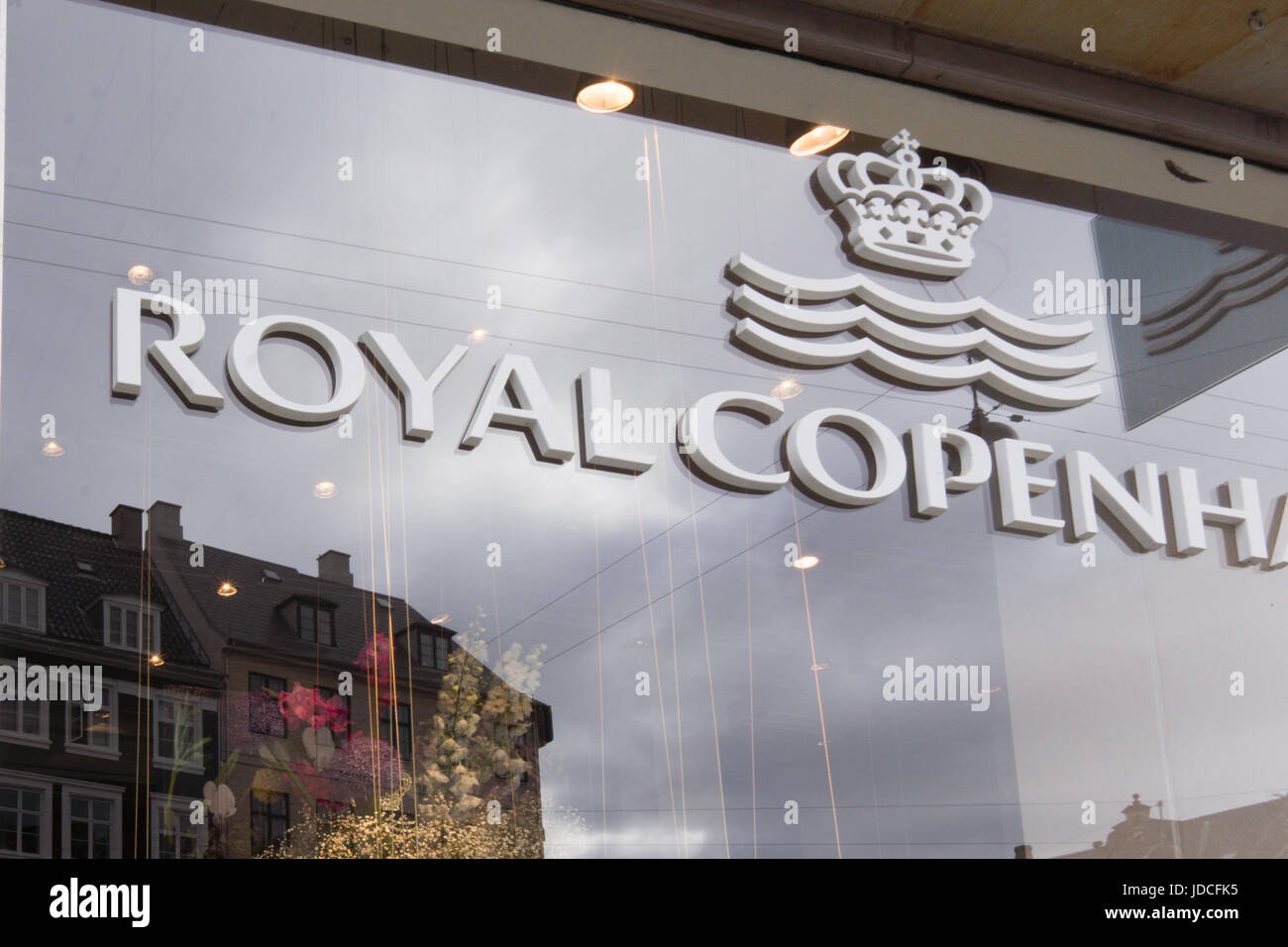 Reflexionen im Fenster der Royal Copenhagen-Porzellan-Shop. Das Unternehmen wurde von Königin Juliane Marie von Dänemark im Jahr 1775 gegründet. Stockfoto