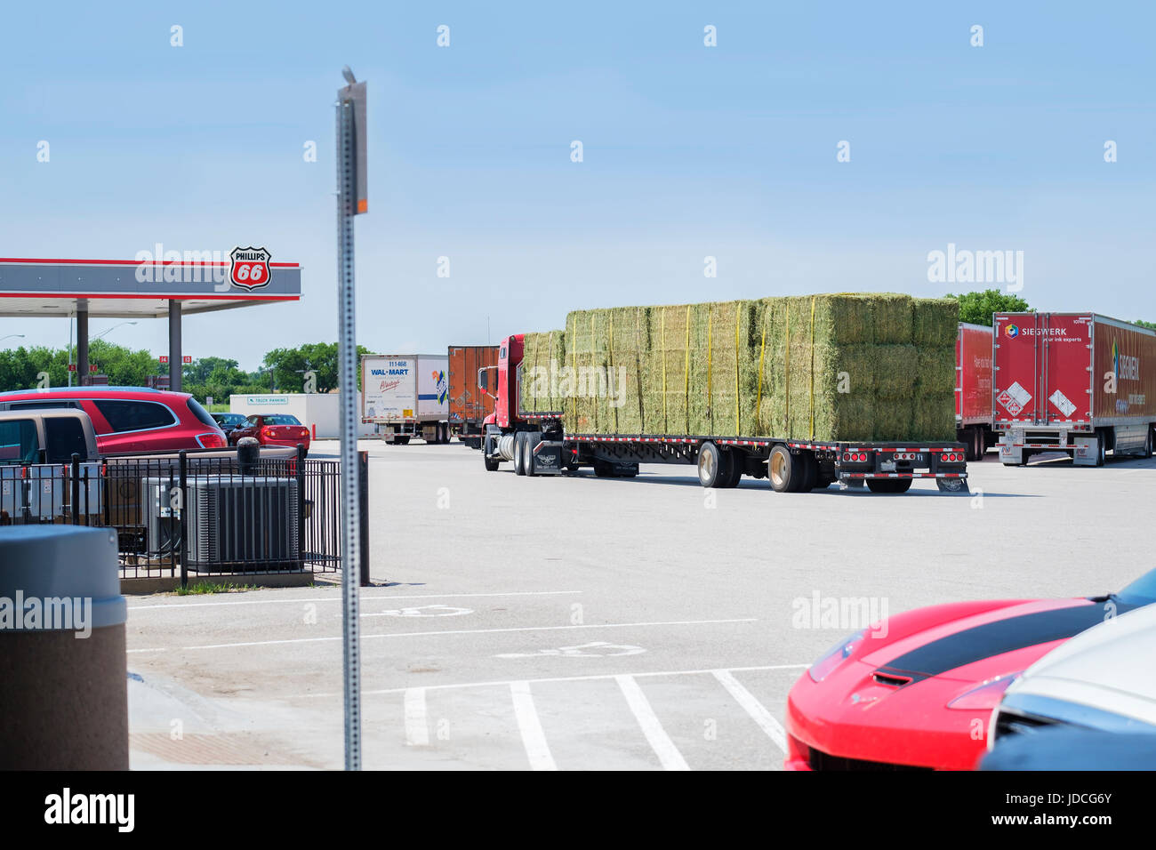 Ein Sattelschlepper mit einer Belastung von Heu zieht in Belle Plains, eine Raststätte auf i-35 in Kansas, USA. Stockfoto