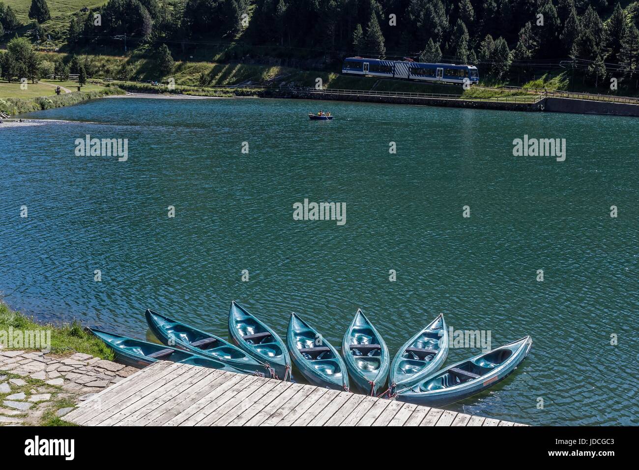 Europa, Spanien, Katalonien, Girona, Nuria Seetal, Kanus und Zahnradbahn Stockfoto