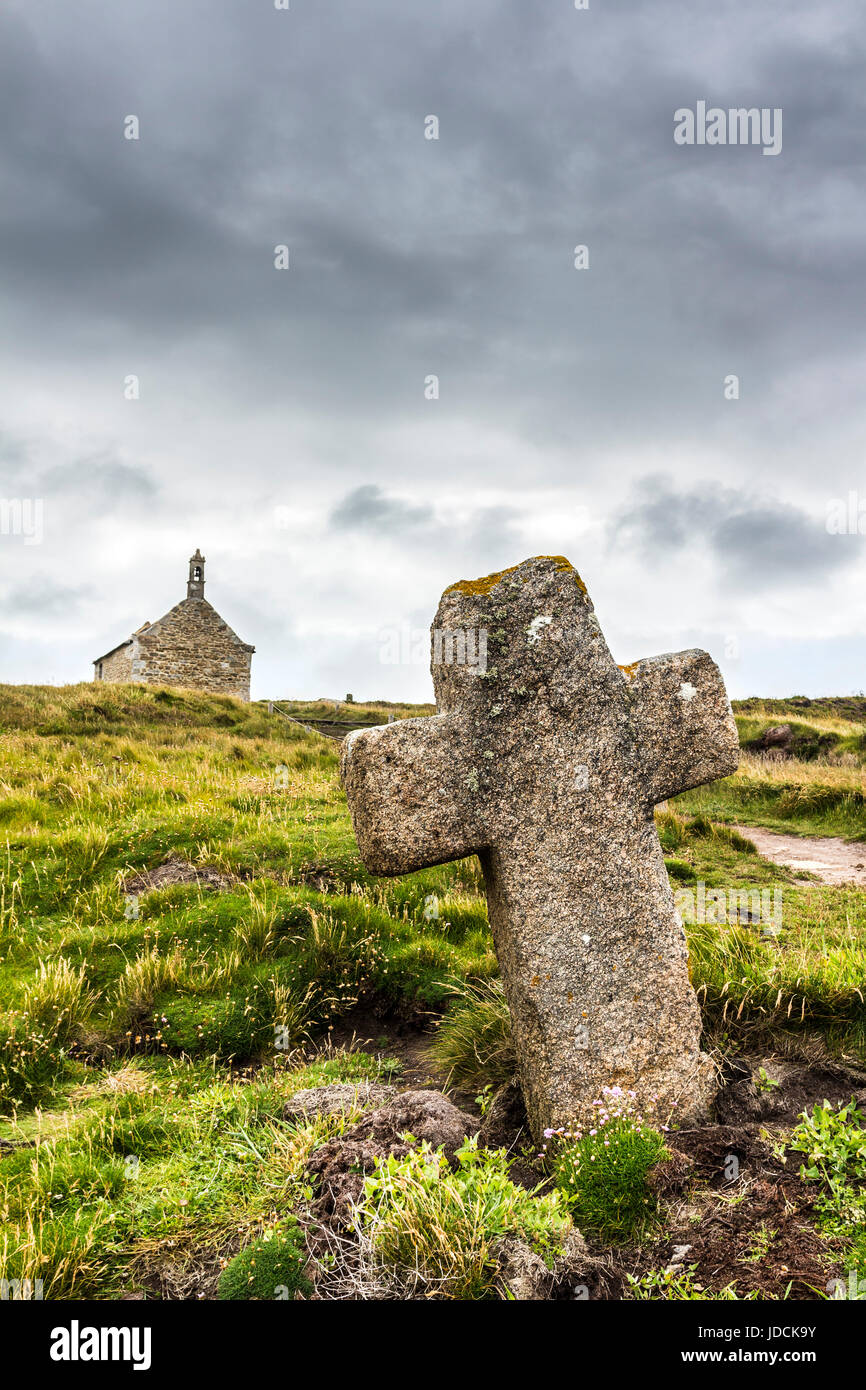 Steinkreuz und die Kapelle von Saint-Samson, Landunvez, Bretagne, Frankreich. Stockfoto