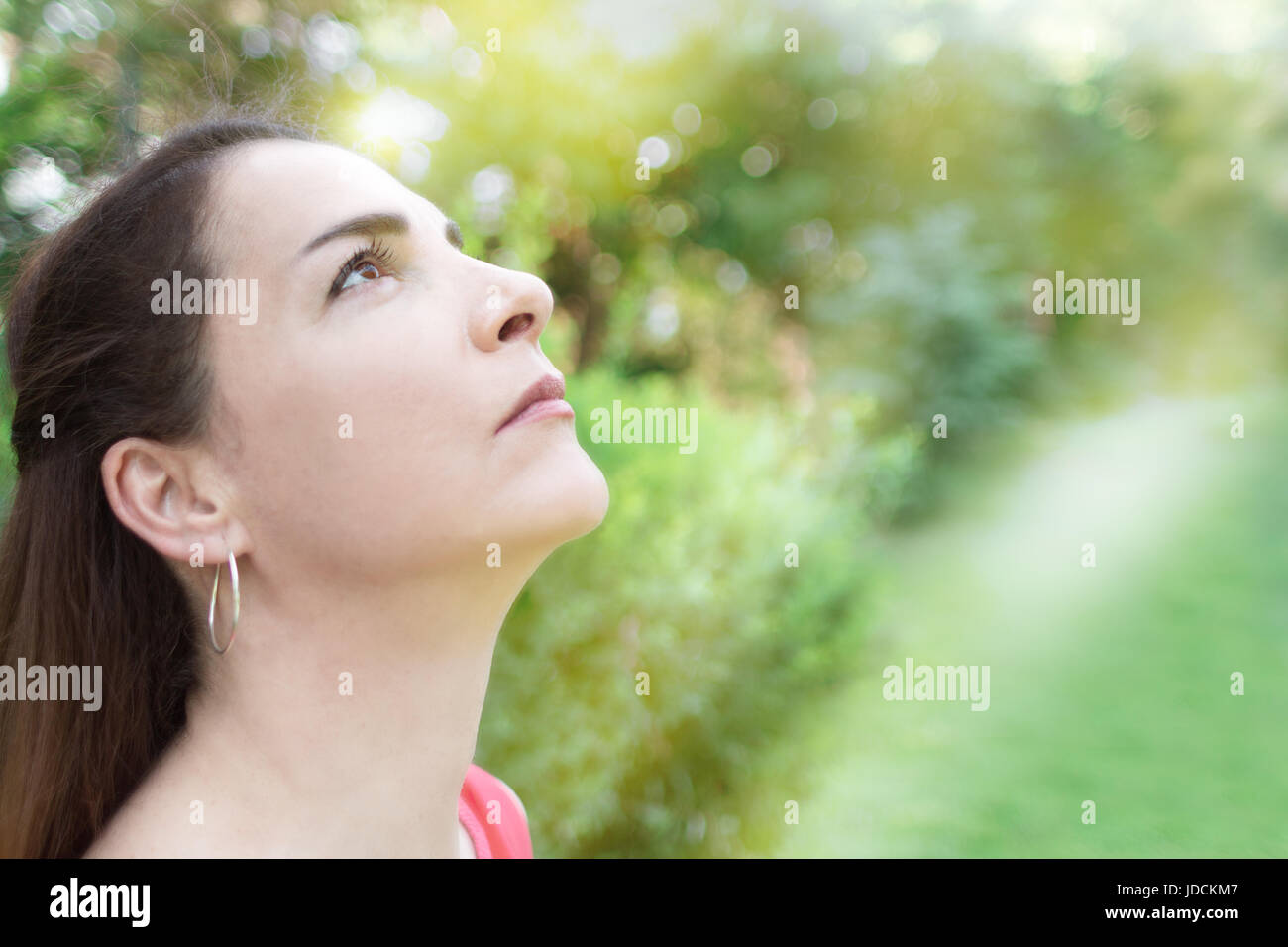Porträt einer Frau auf der Suche, den Himmel, Wünschen, zu beten. Stockfoto