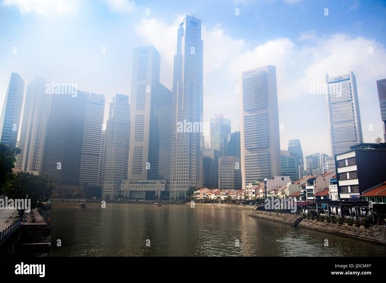 Wolkenkratzer verschleiert bis zum Morgen Nebel, Boat Quay, Singapur Stockfoto