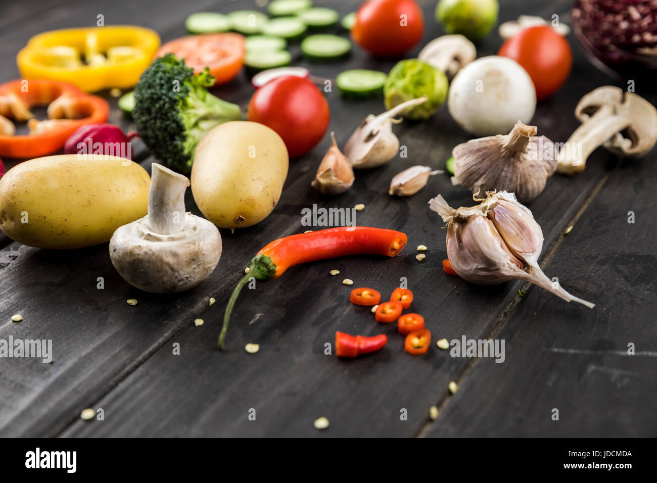 Nahaufnahme von frischem Gemüse der Saison auf Holztisch Hintergrund Stockfoto