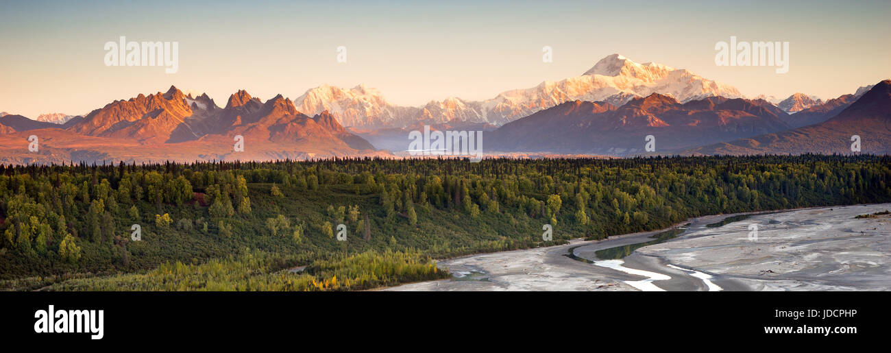 Die Sonne trifft schließlich den Horizont trifft Mount McKinley und den Denali-Bereich auf einen langen Sommertag in Alaska Stockfoto