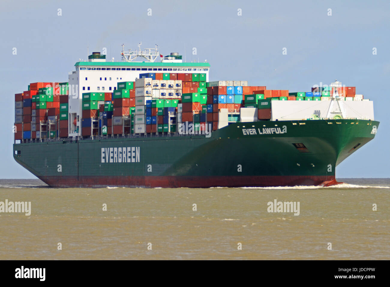 Das Containerschiff überhaupt rechtmäßig an der Elbe cuxhaven vorbei auf dem Weg zum Hamburger Hafen. Stockfoto