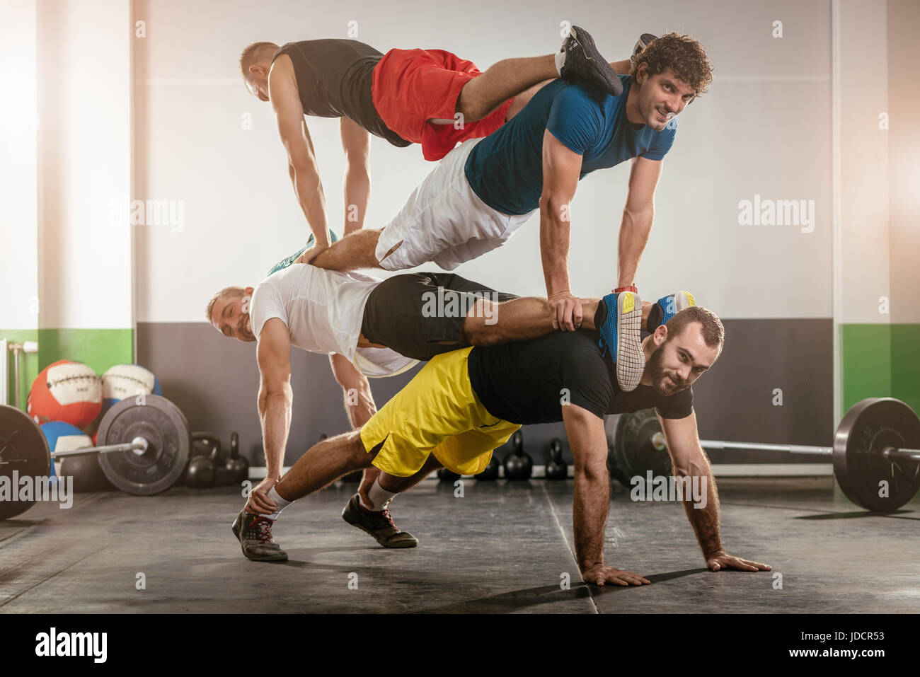 Gruppe von jungen muskulösen Mann Crossfit Übung in der Turnhalle. Stockfoto